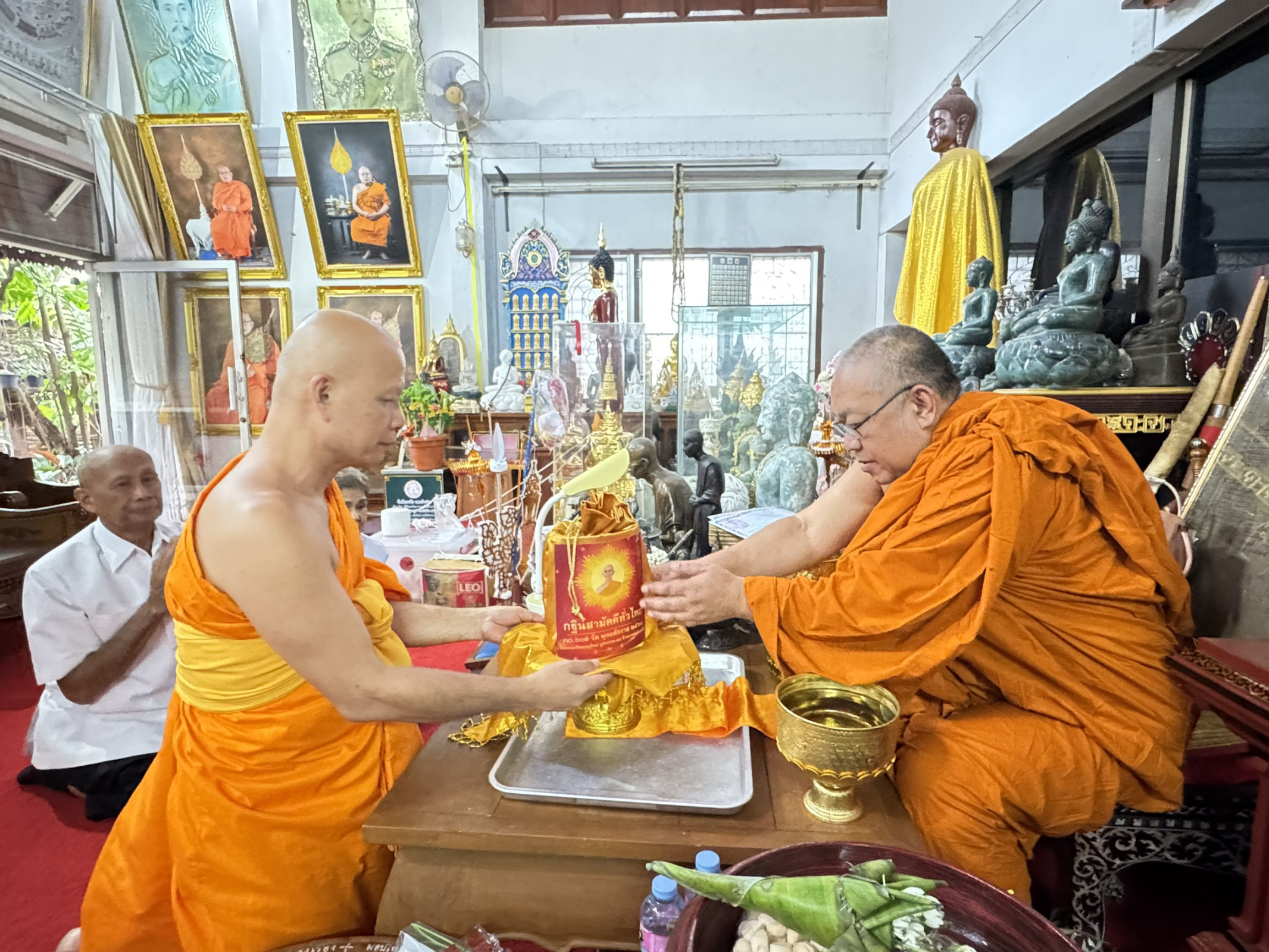 ภาพการถวายปัจจัยวัดต้นธงชัย