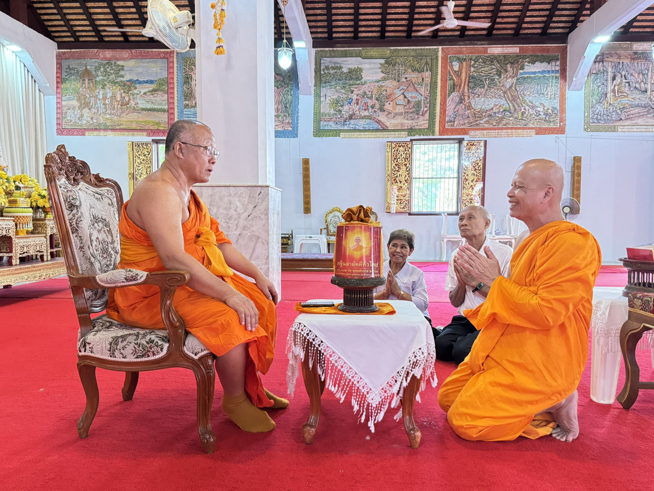 ภาพหมู่ถือพานถวายปัจจัยวัดพระแก้วดอนเต้าสุชาดาราม