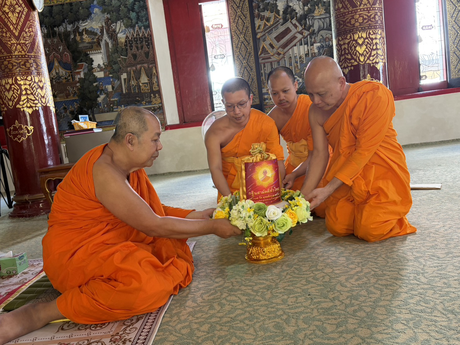 ภาพหมู่ถือพานถวายปัจจัยวัดบุญวาทย์วิหาร