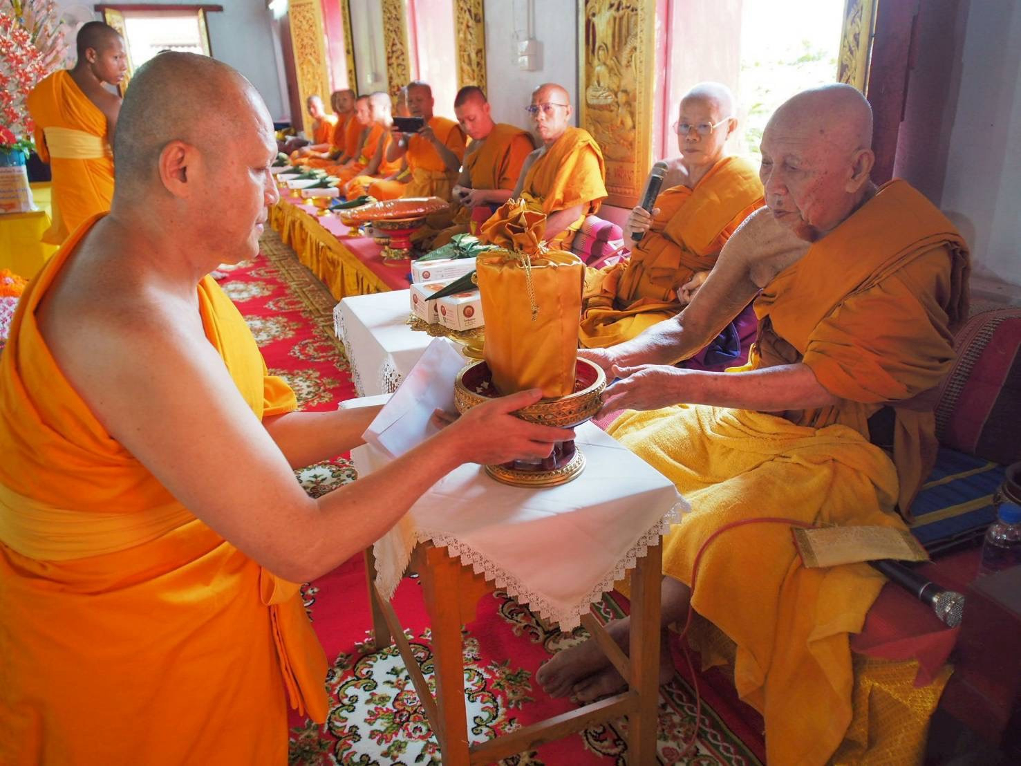 ภาพการถวายปัจจัยวัดม่วงโตน