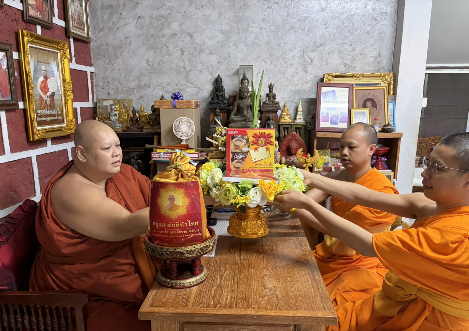 ภาพหมู่ถือพานถวายปัจจัยวัดพระพุทธบาทตากผ้า