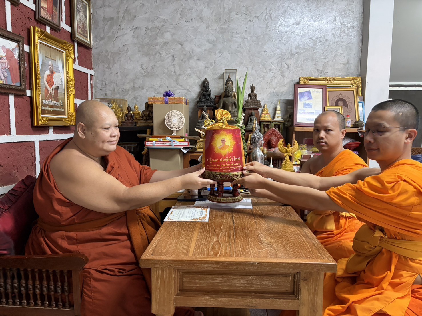 ภาพร่วมพิธีกรรมวัดพระพุทธบาทตากผ้า