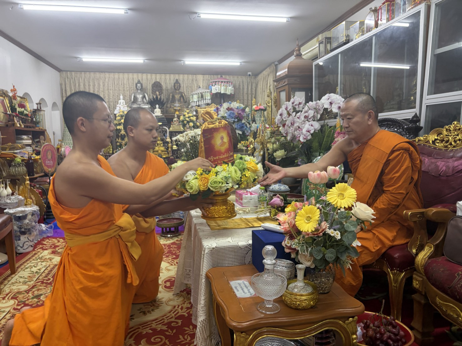 ภาพการถวายปัจจัยวัดพระธาตุหริภุญชัย