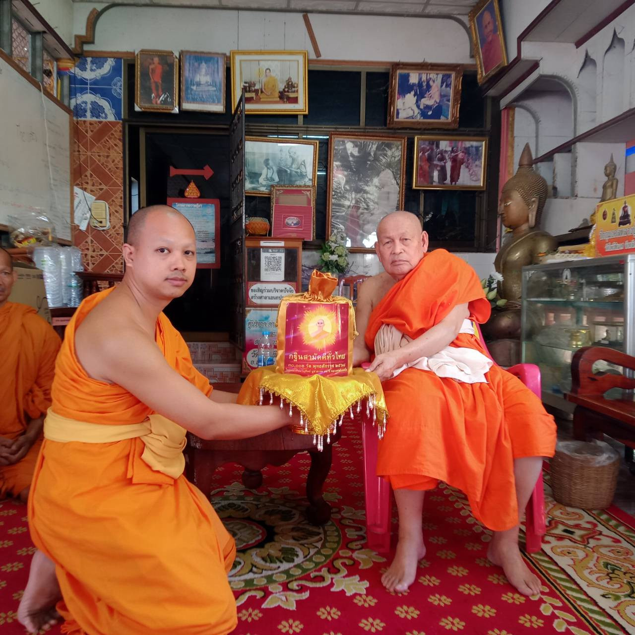 ภาพการถวายปัจจัยวัดไพรีพินาศ