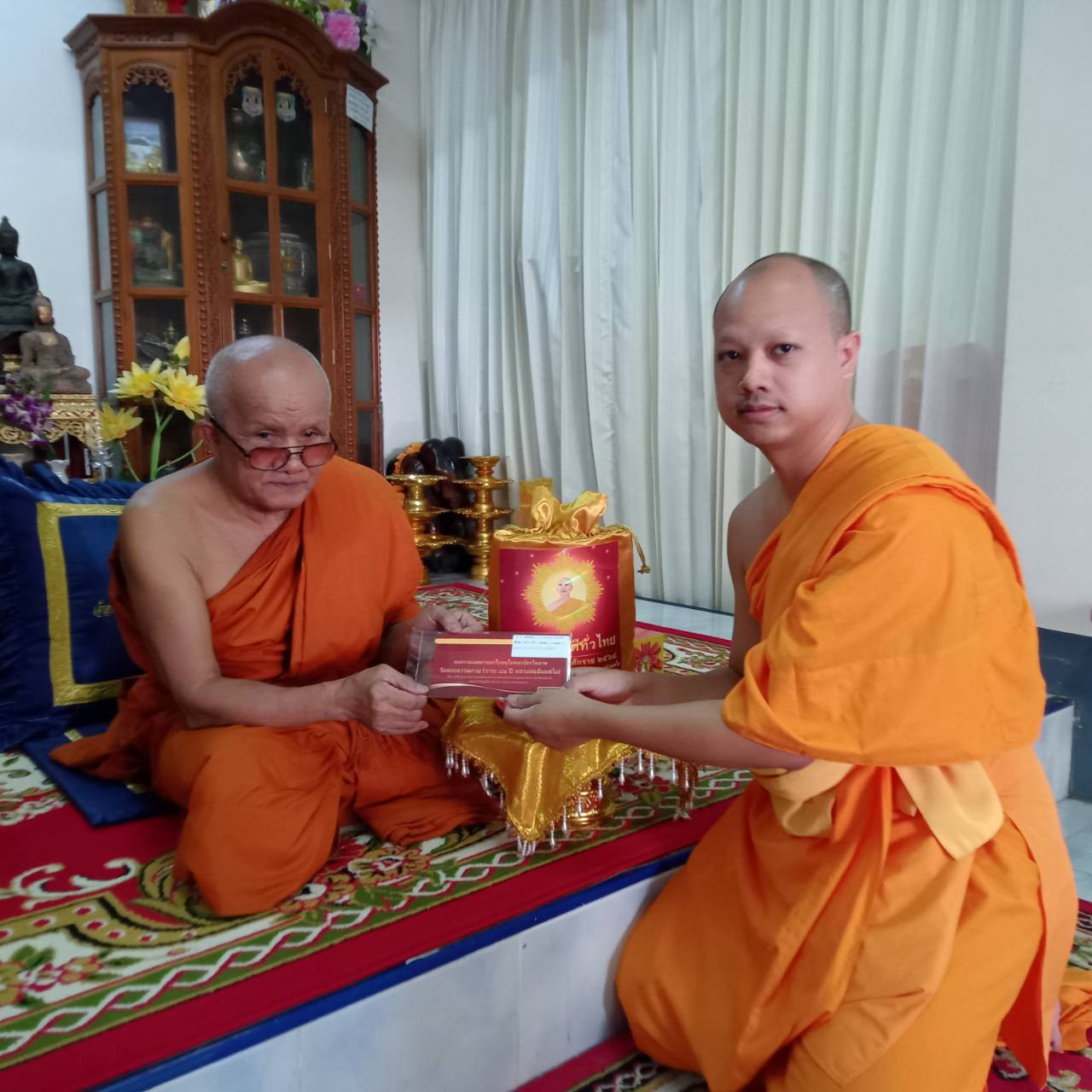 ภาพหมู่ถือพานถวายปัจจัยวัดทรงศิลา