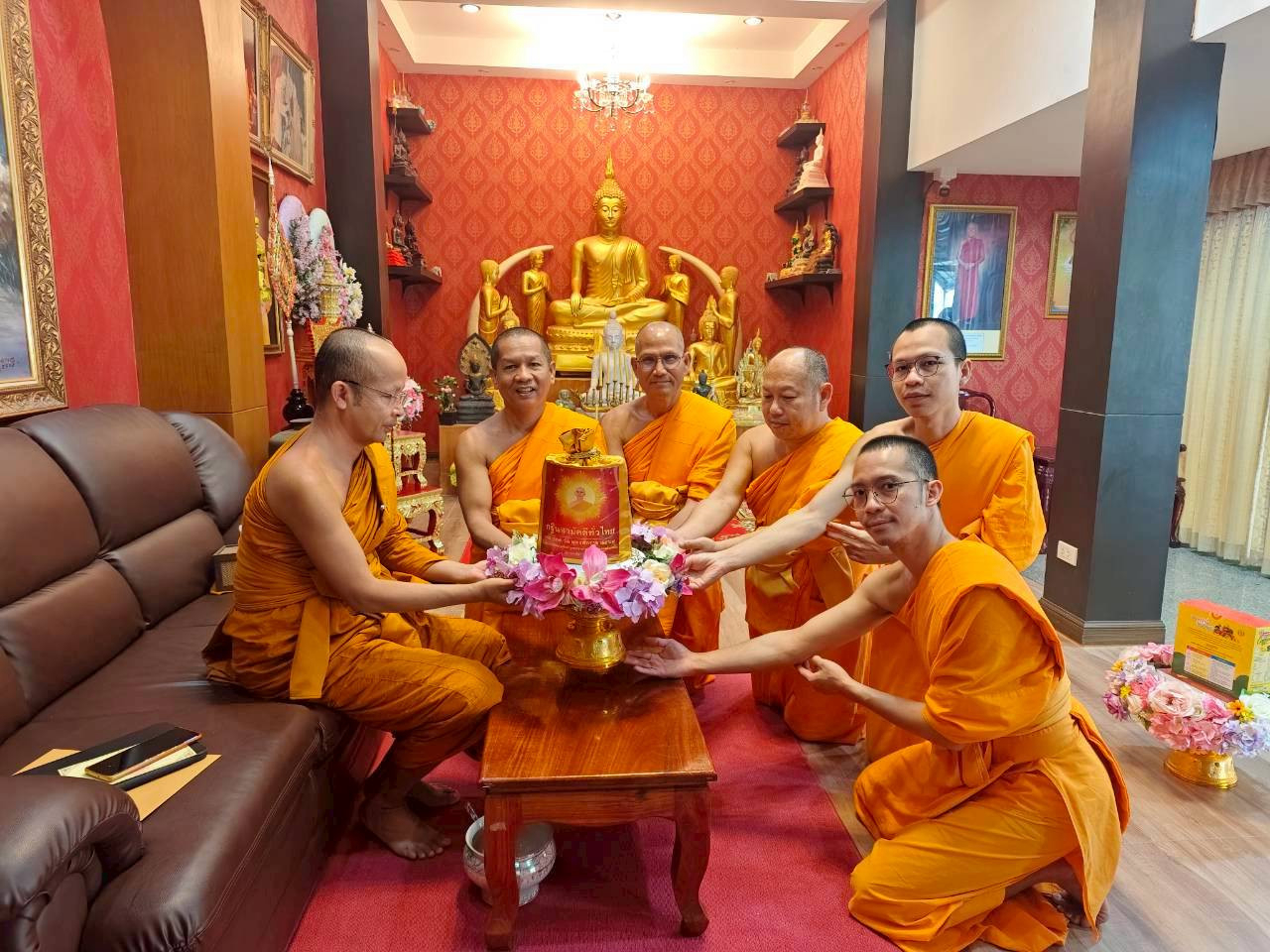 ภาพร่วมขบวนกฐินวัดศาลาลอย