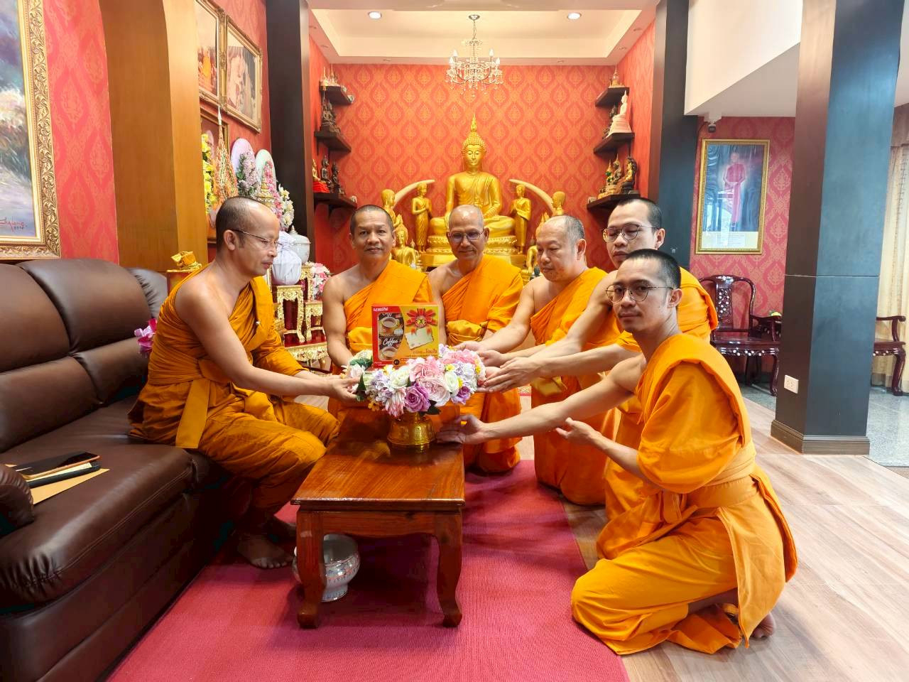 ภาพหมู่ถือพานถวายปัจจัยวัดศาลาลอย