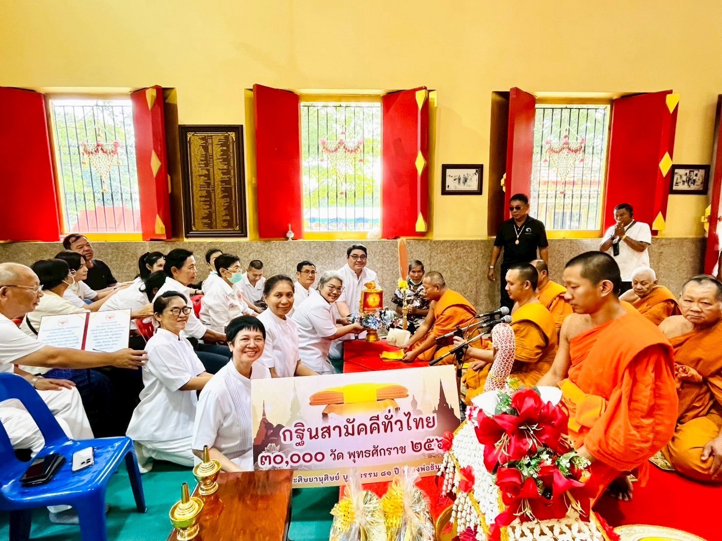 ภาพการถวายปัจจัยวัดหลวงประชาบูรณะ