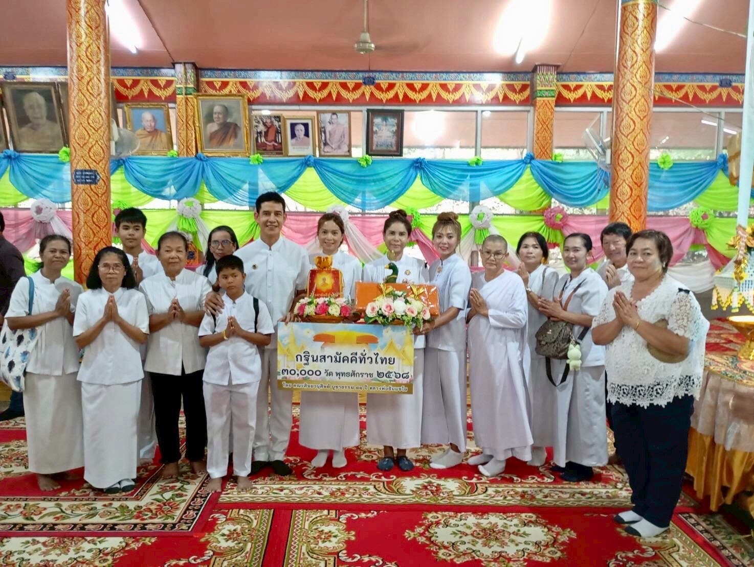 ภาพหมู่ถือพานถวายปัจจัยวัดเขาจำศีล