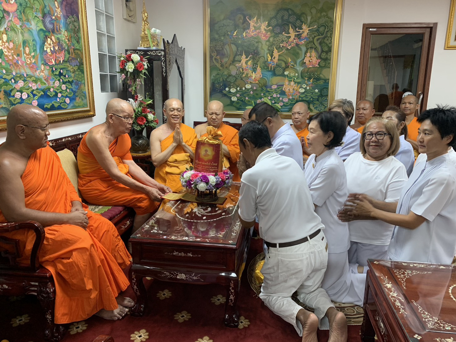 ภาพการถวายปัจจัยวัดนครสวรรค์ พระอารามหลวง