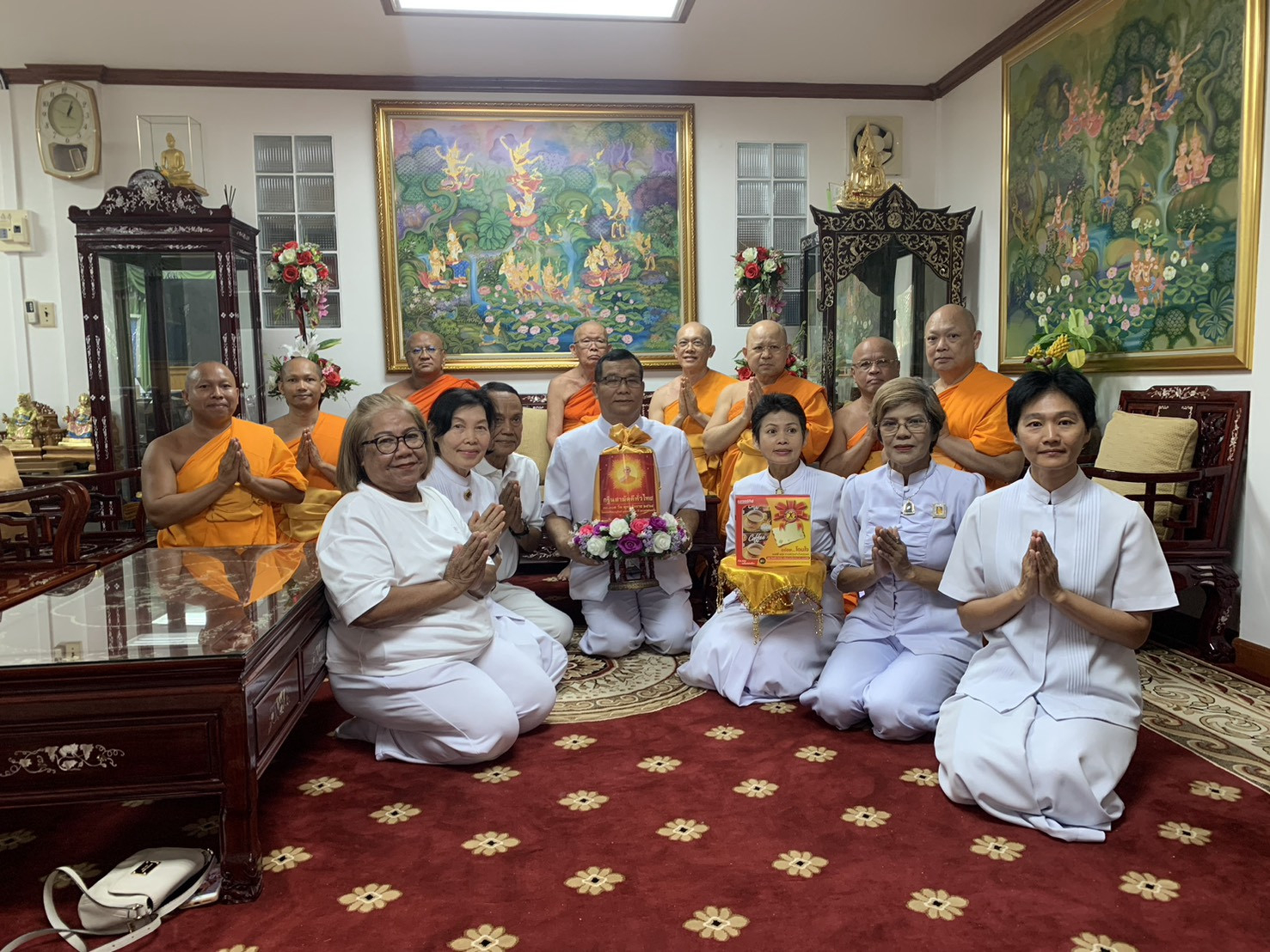 ภาพหมู่ถือพานถวายปัจจัยวัดนครสวรรค์ พระอารามหลวง