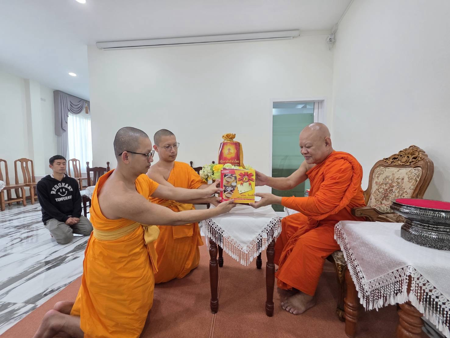 ภาพหมู่ถือพานถวายปัจจัยวัดพญาภู