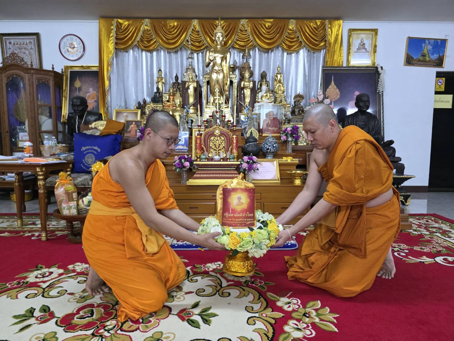 ภาพร่วมขบวนกฐินวัดพระธาตุช้างค้ำ