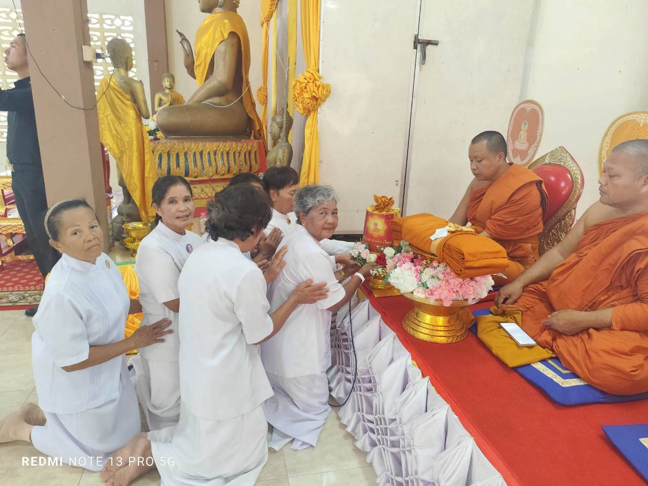 ภาพการถวายปัจจัยวัดปลักหนูเหนือ