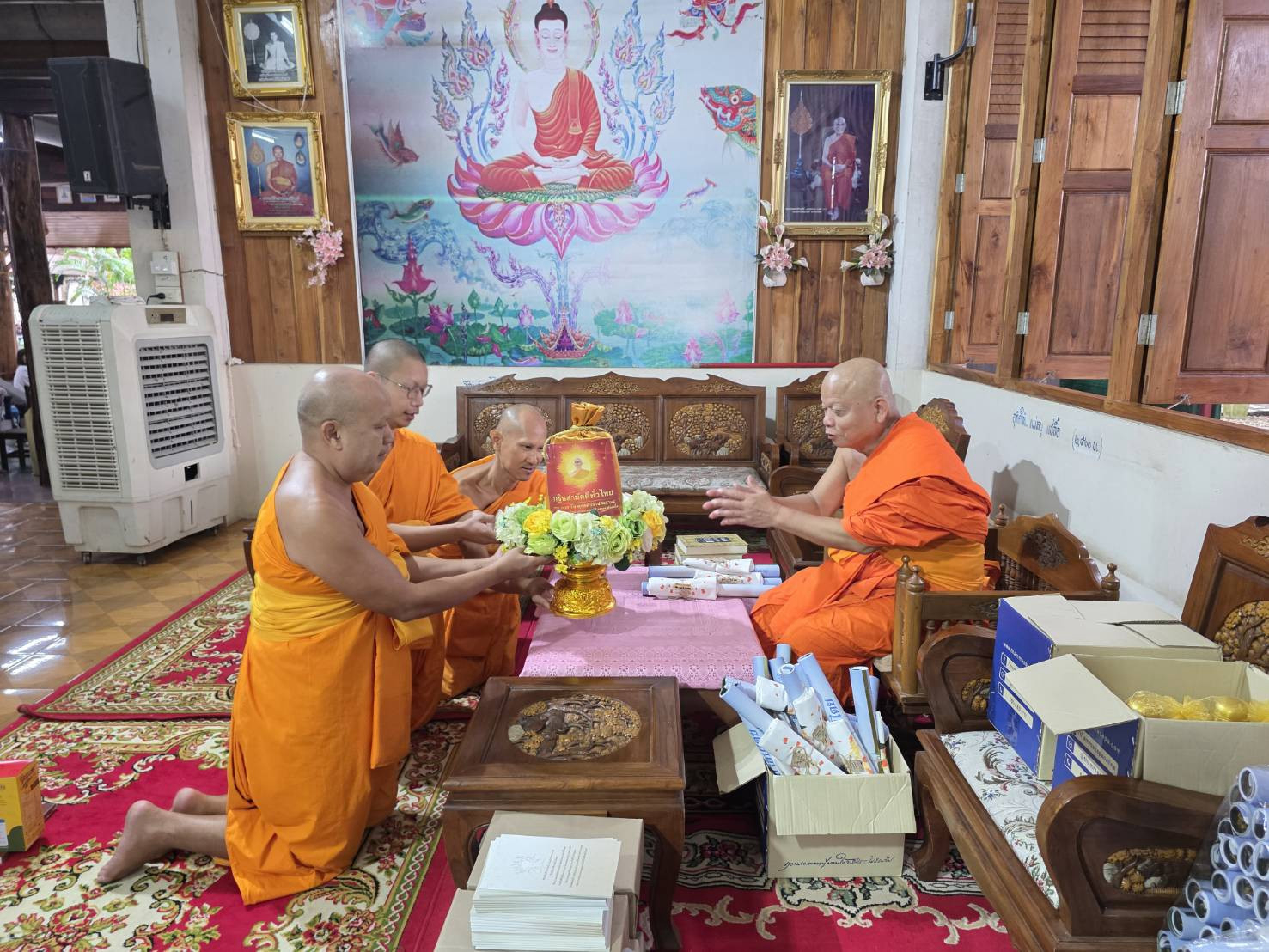 ภาพการถวายปัจจัยวัดธรรมาธิปไตย