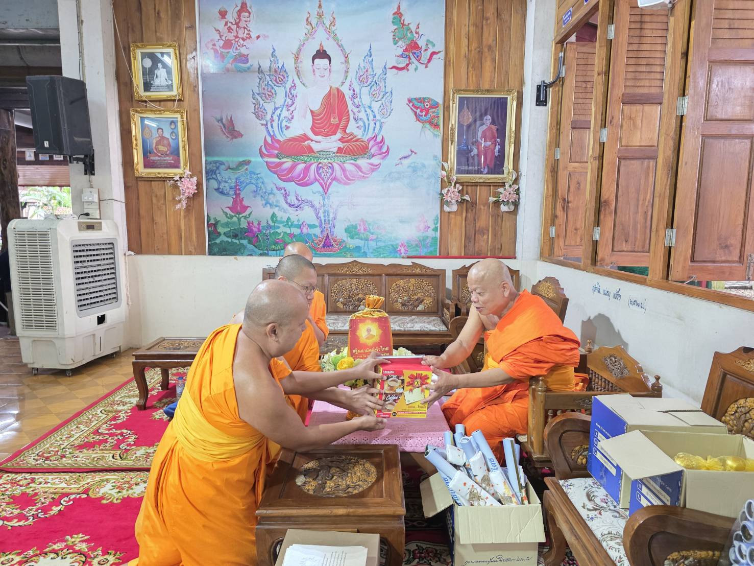 ภาพหมู่ถือพานถวายปัจจัยวัดธรรมาธิปไตย