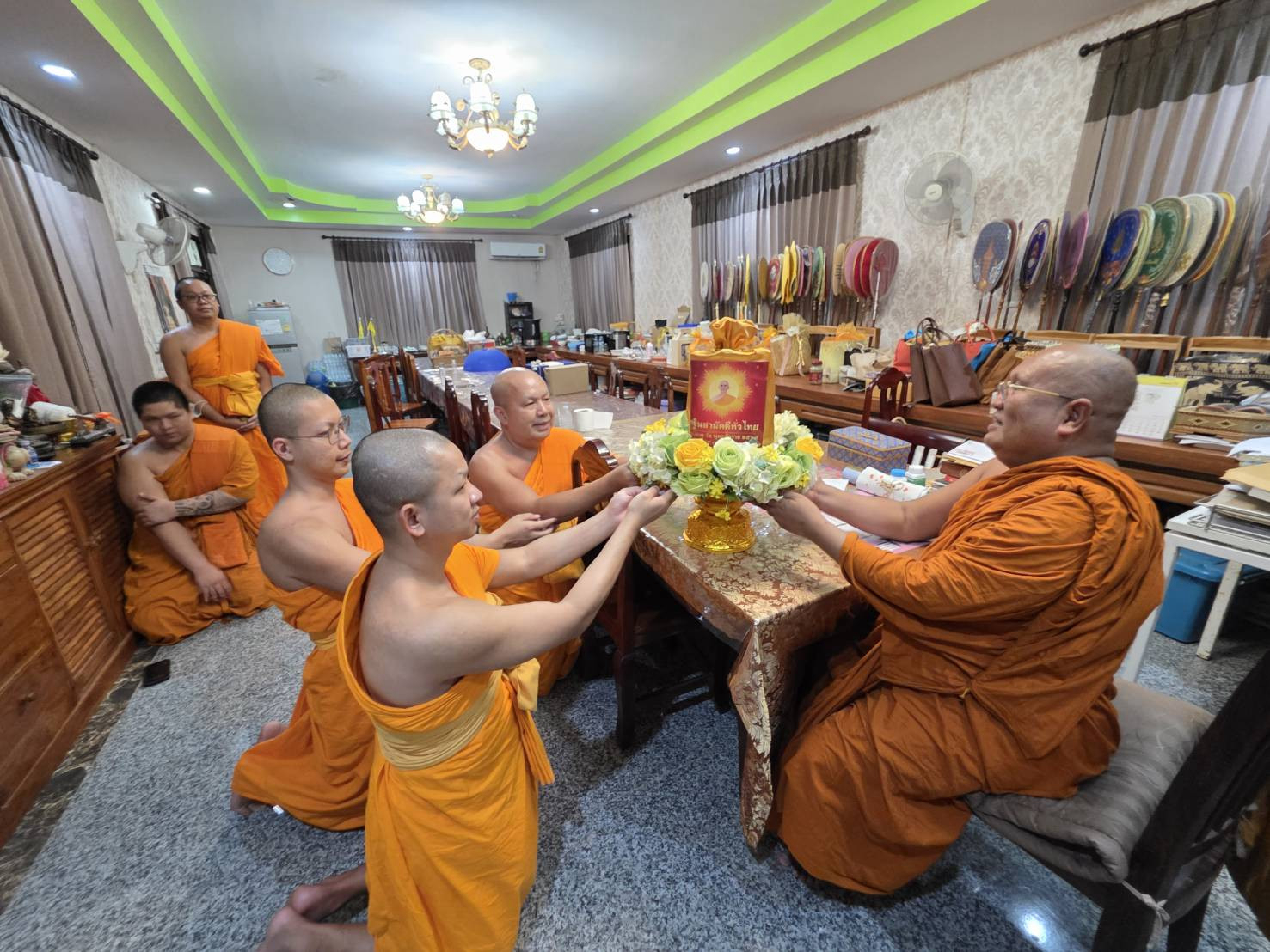 ภาพการถวายปัจจัยวัดพระแท่นศิลาอาสน์