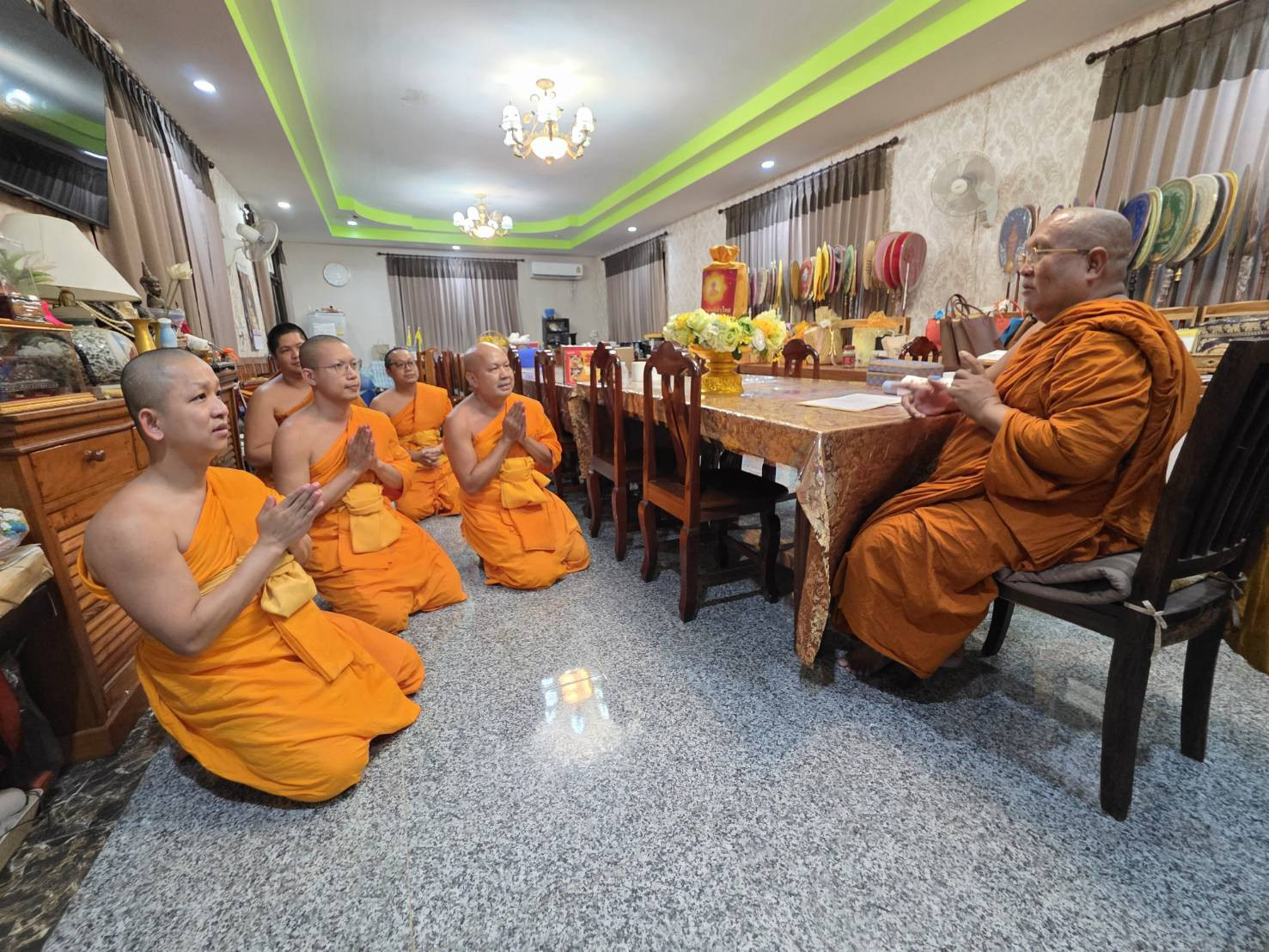 ภาพร่วมขบวนกฐินวัดพระแท่นศิลาอาสน์