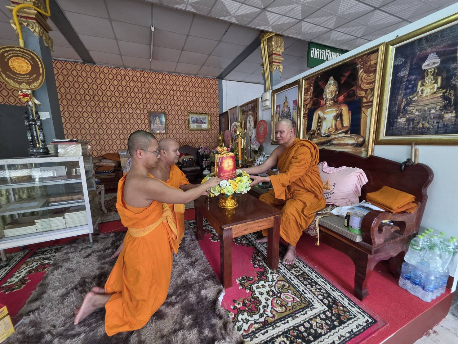 ภาพการถวายปัจจัยวัดคลองโพธิ์