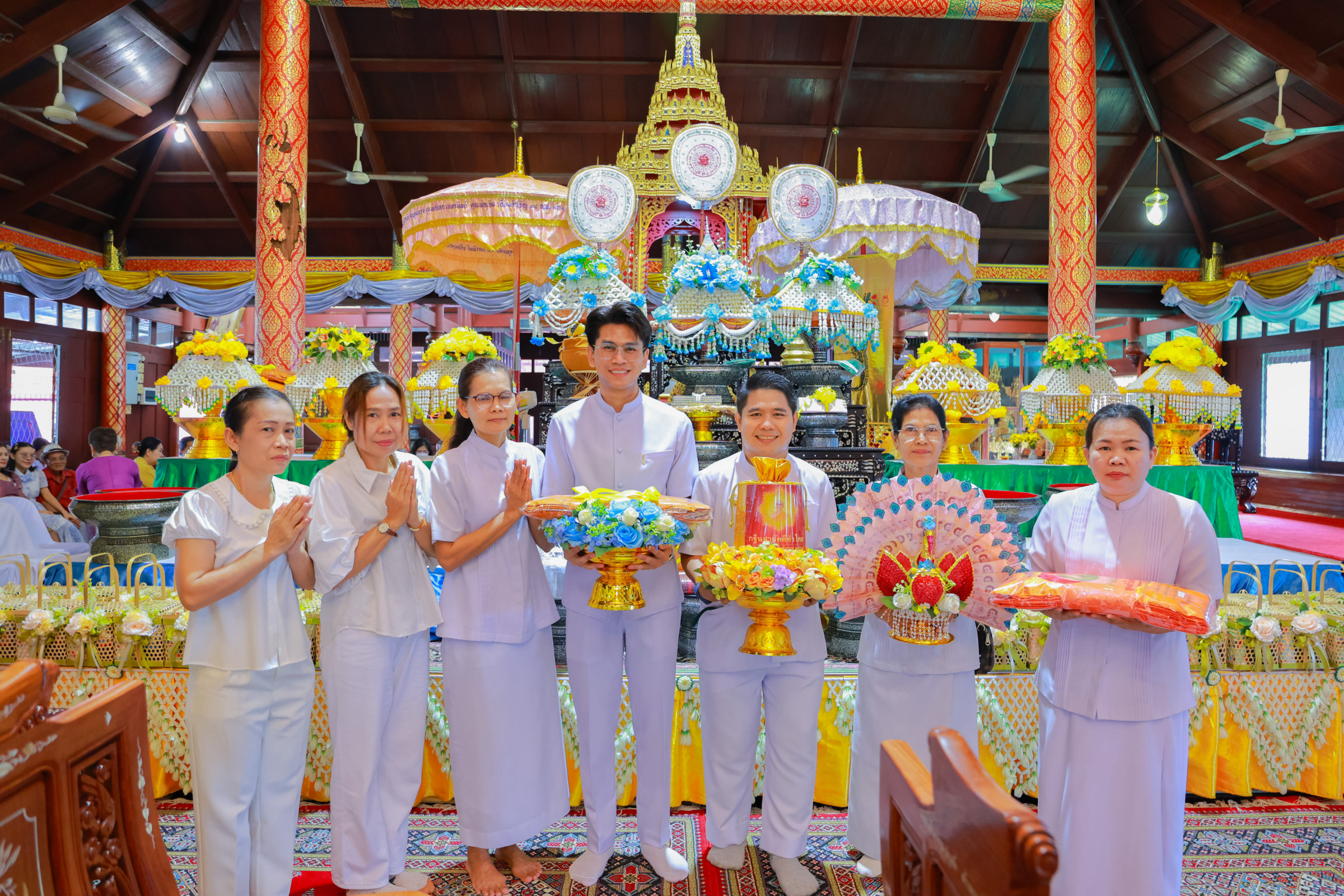 ภาพหมู่ถือพานถวายปัจจัยวัดบางโฉลงใน