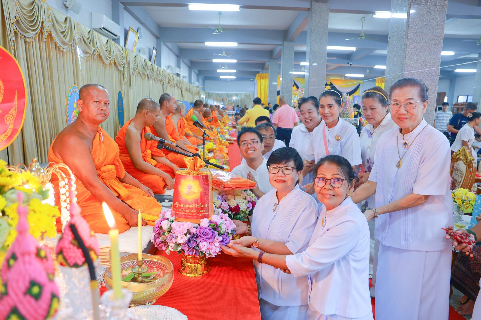 ภาพการถวายปัจจัยวัดบัวโรย