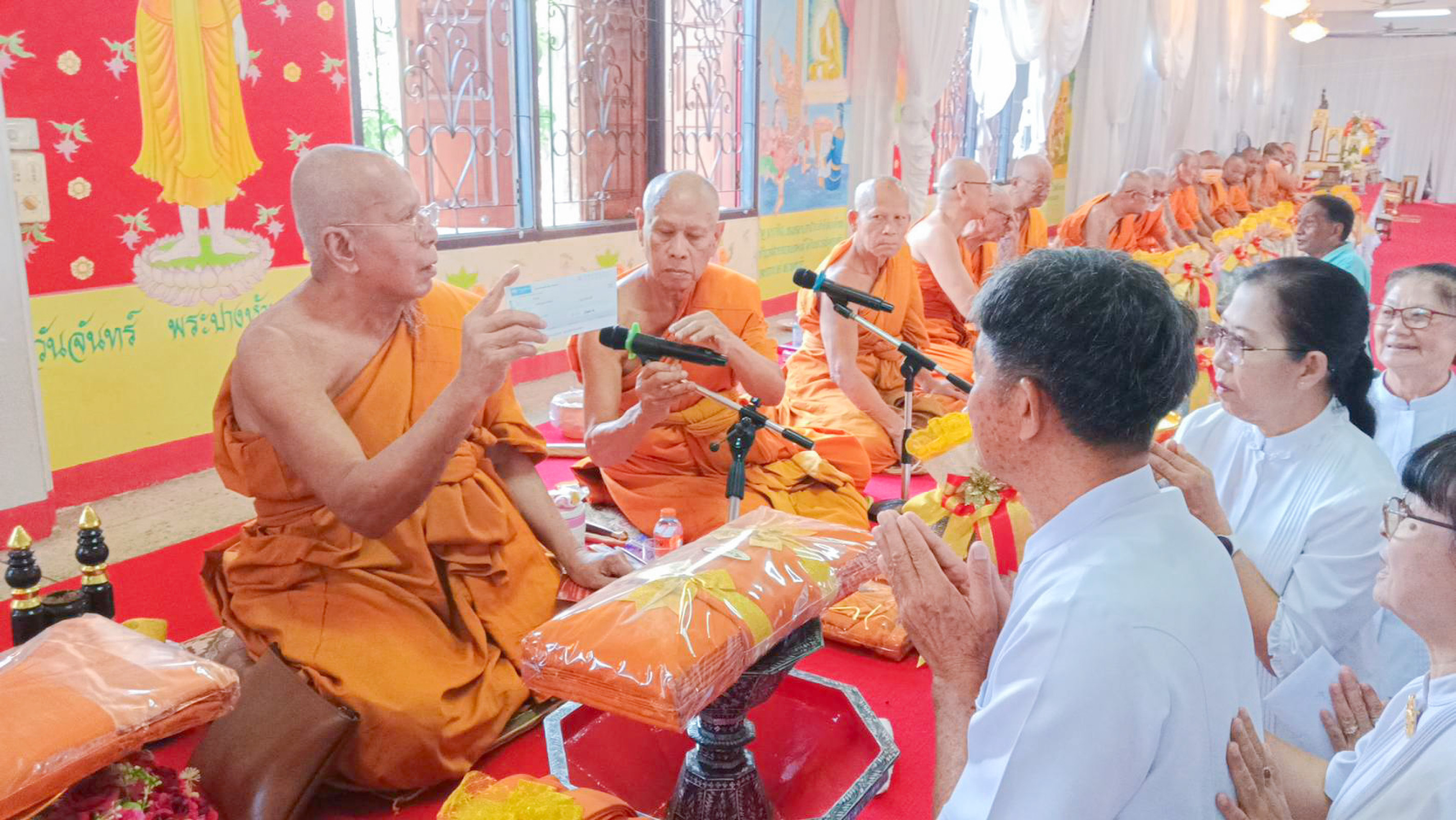 ภาพการถวายปัจจัยวัดราษฎร์บูรณะ