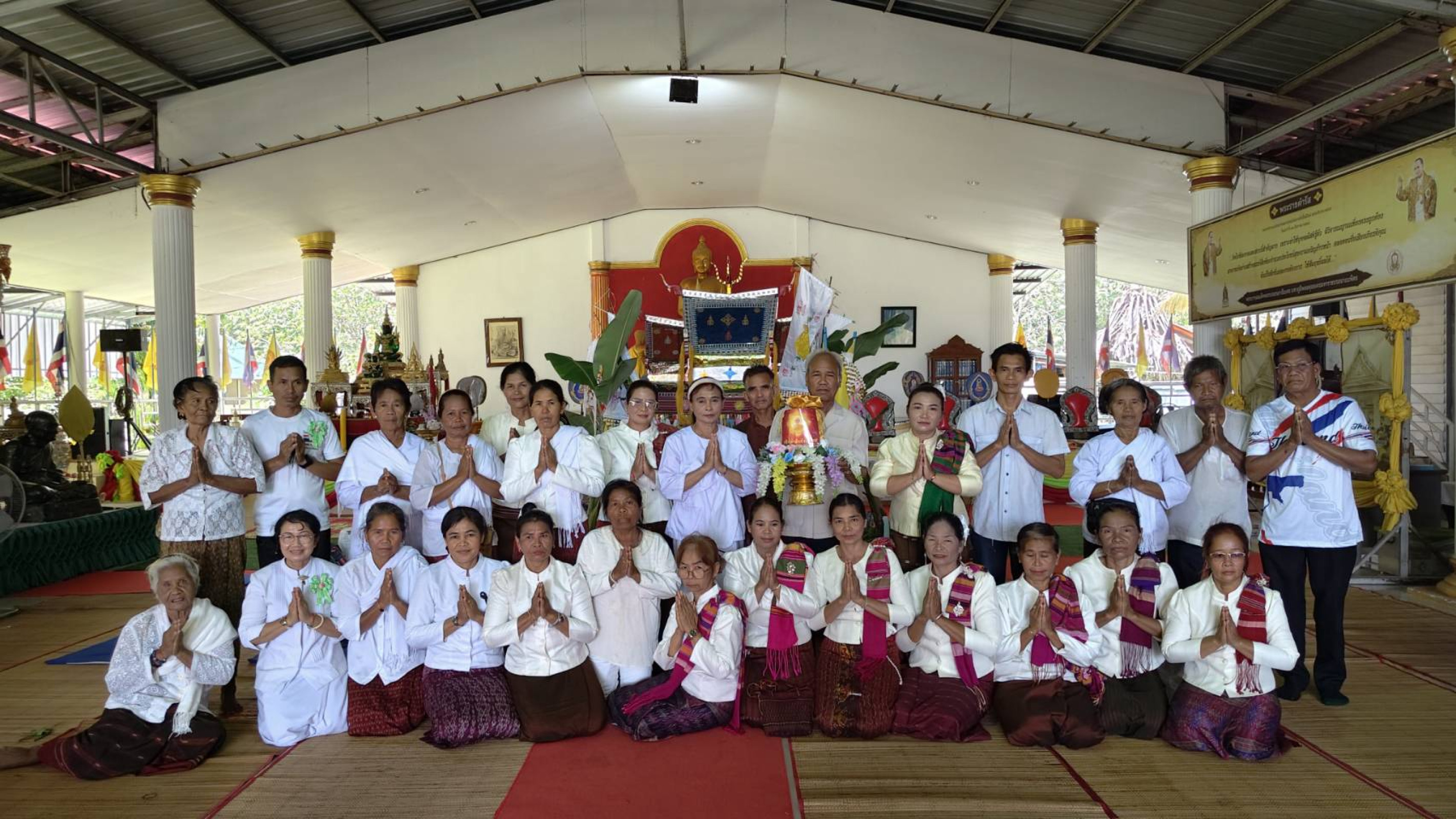 ภาพหมู่ถือพานถวายปัจจัยวัดท่าพระ