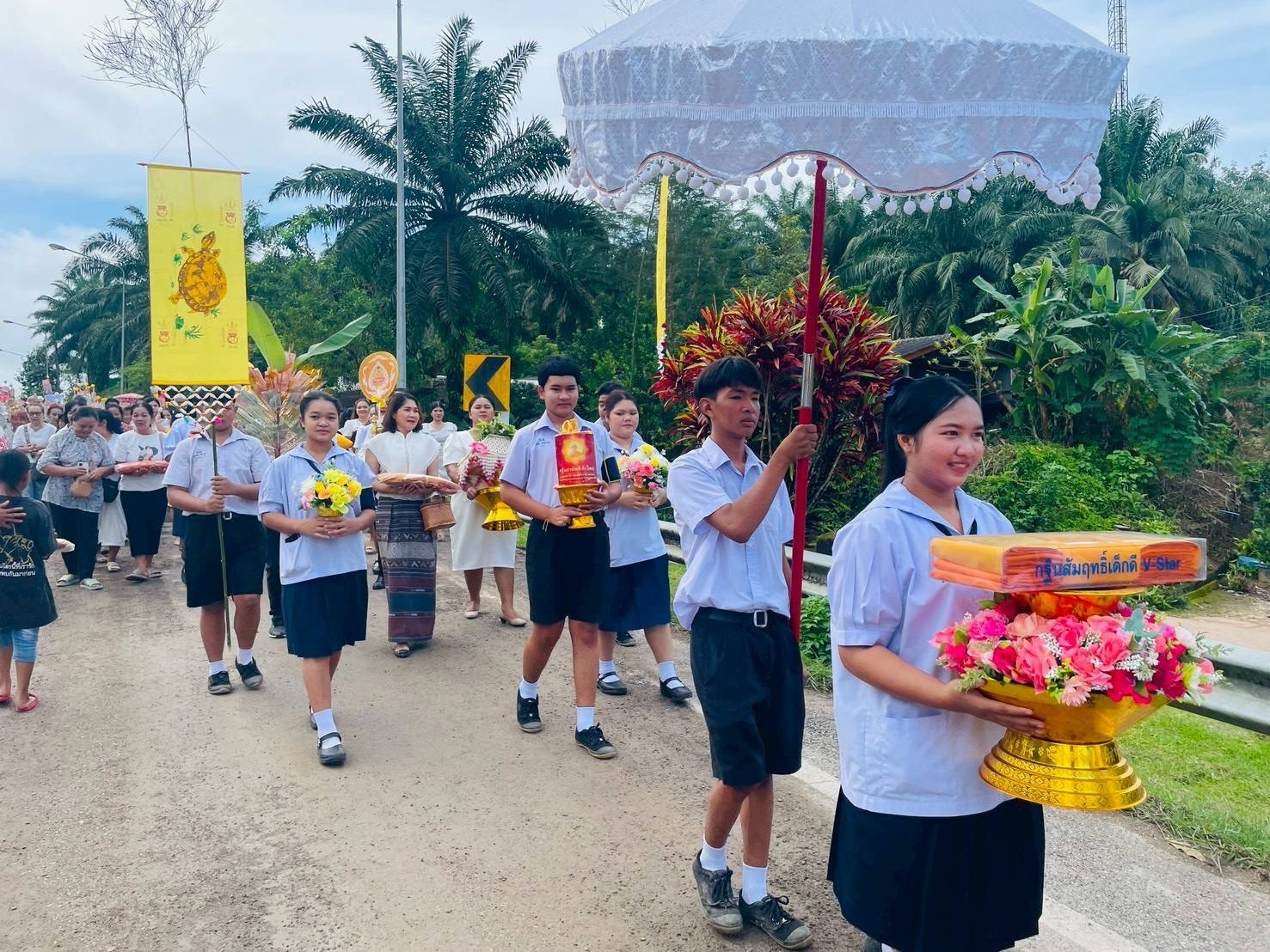 ภาพร่วมขบวนกฐินที่พักสงฆ์หาดจิก
