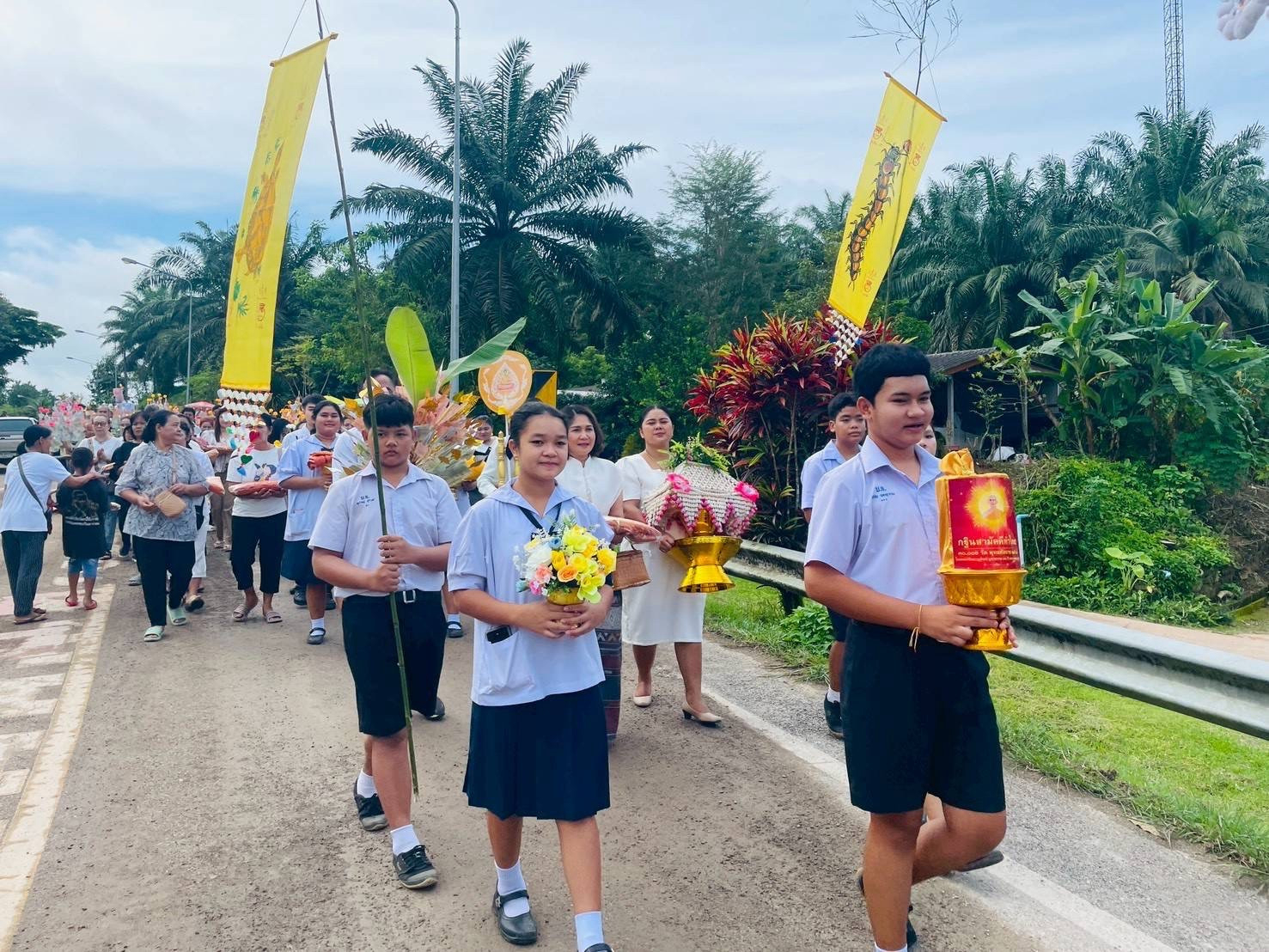 ภาพหมู่ถือพานถวายปัจจัยที่พักสงฆ์หาดจิก