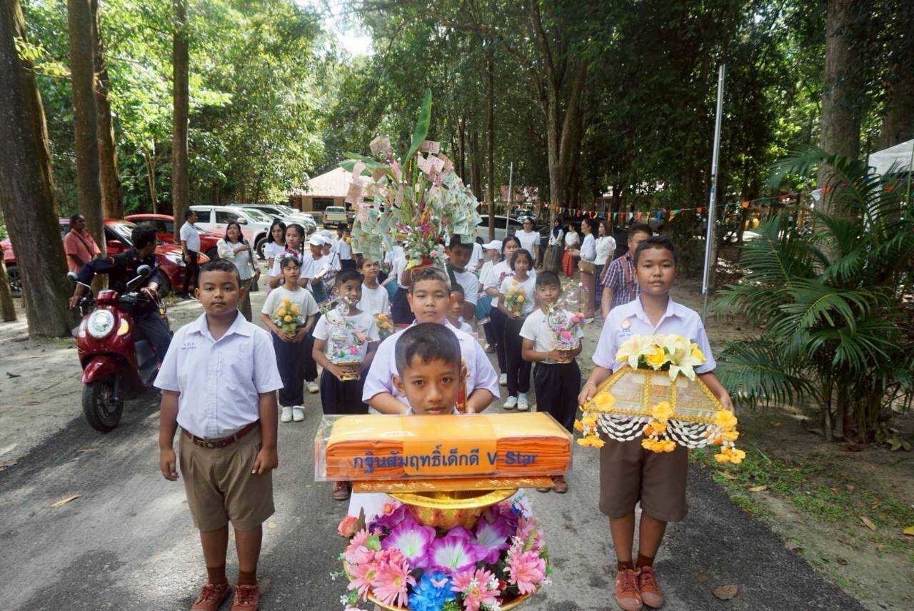 ภาพร่วมขบวนกฐินวัดคลองเขาล้อน