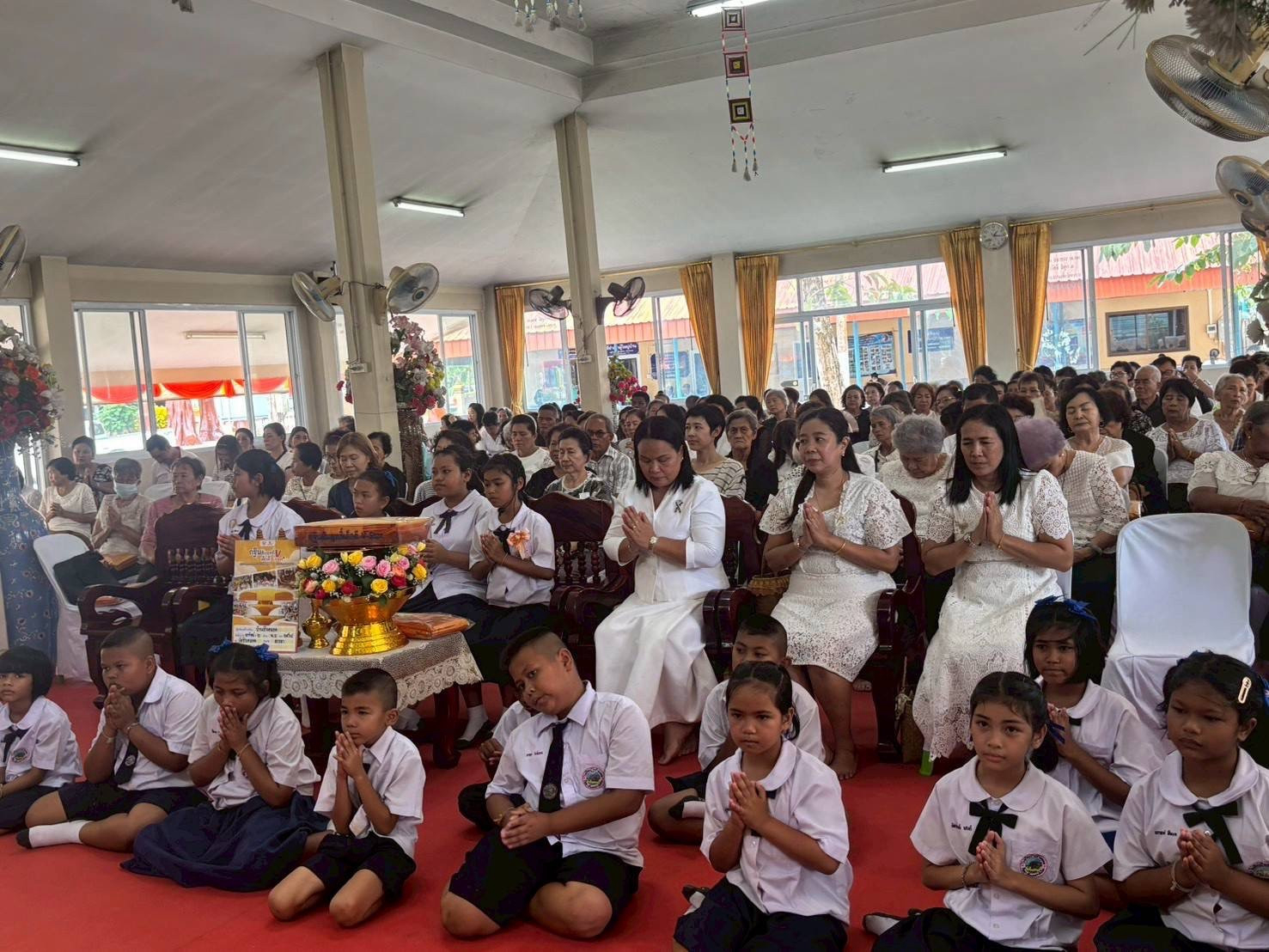 ภาพร่วมพิธีกรรมวัดช้างคลอด