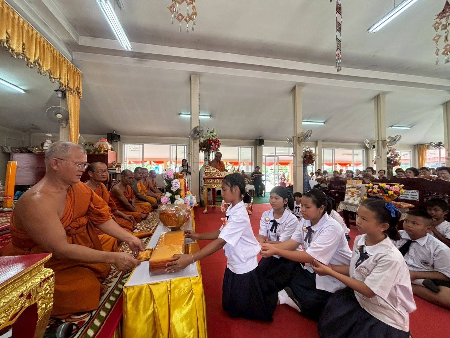 ภาพร่วมพิธีกรรมวัดช้างคลอด