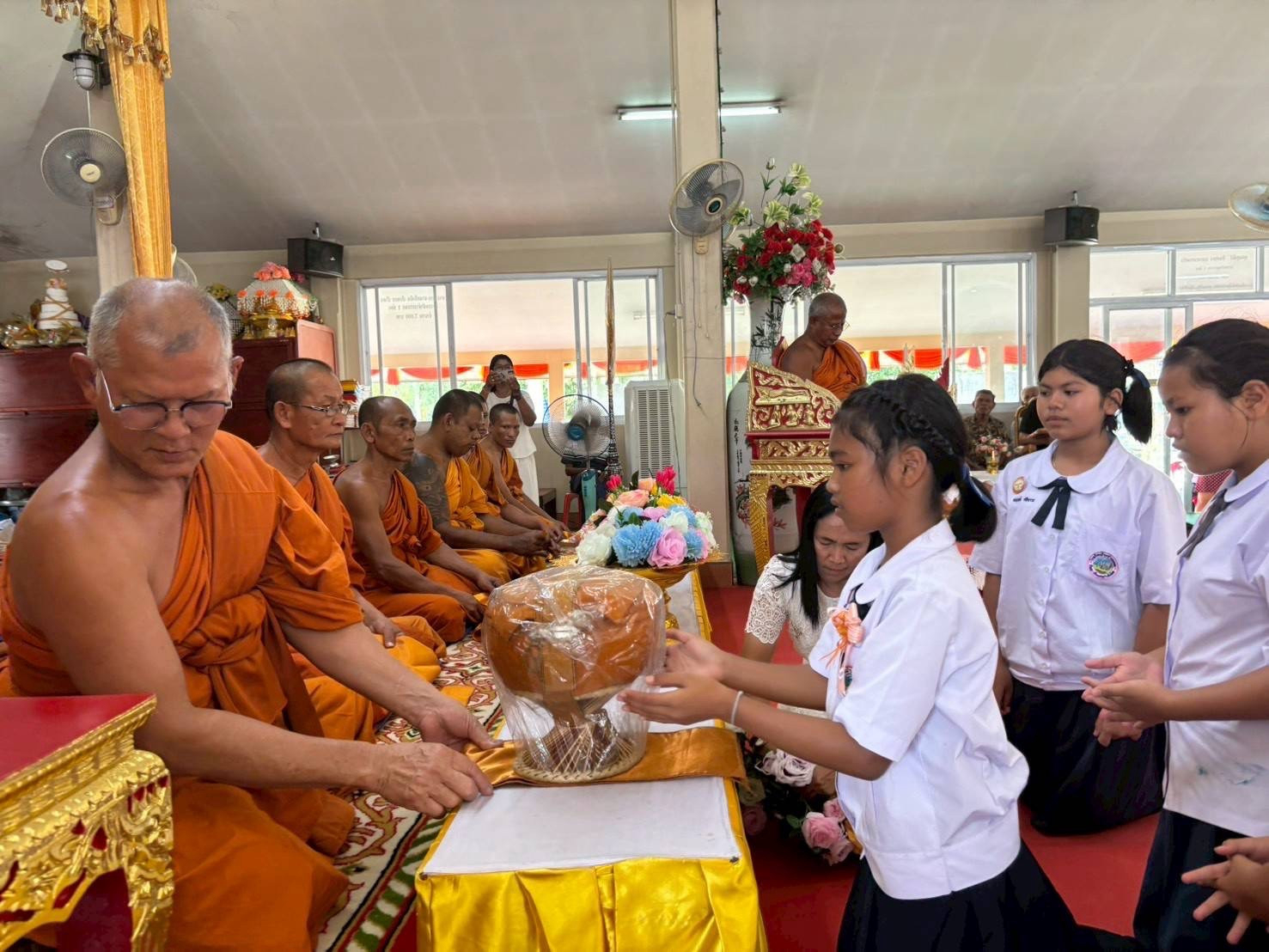 ภาพร่วมพิธีกรรมวัดช้างคลอด