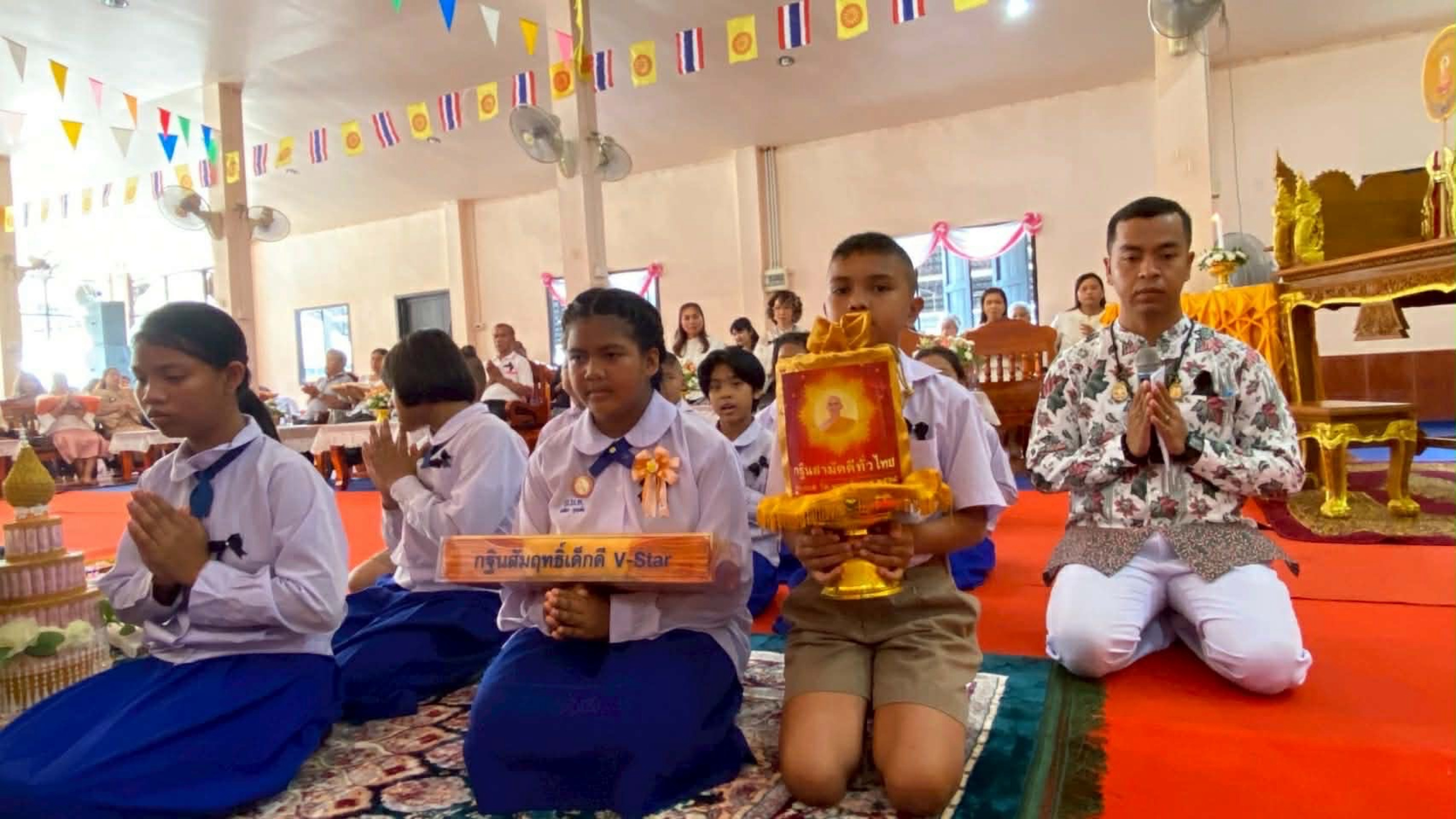 ภาพหมู่ถือพานถวายปัจจัยวัดบ่อทอง