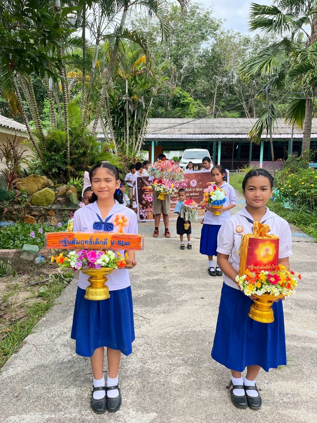 ภาพหมู่ถือพานถวายปัจจัยวัดเขาแก้ว