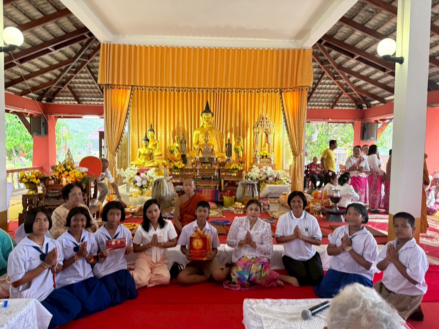 ภาพหมู่ถือพานถวายปัจจัยวัดบ้านไร่