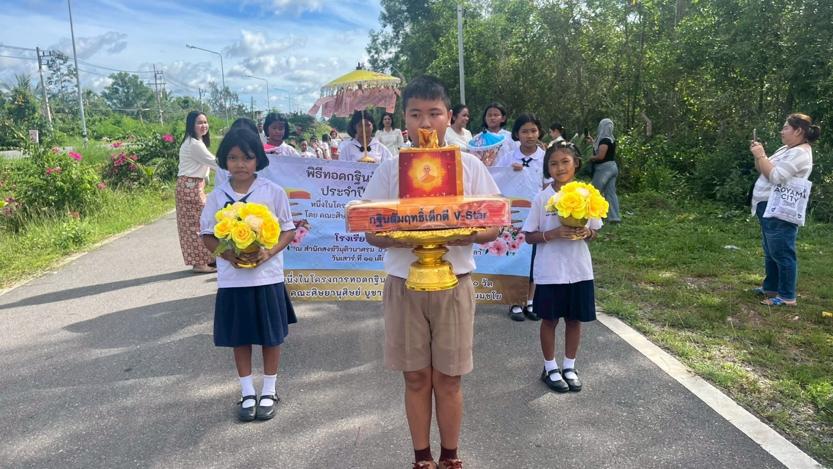 ภาพร่วมขบวนกฐินสำนักสงฆ์วิมุติวนาศรม บ้านเหนือ