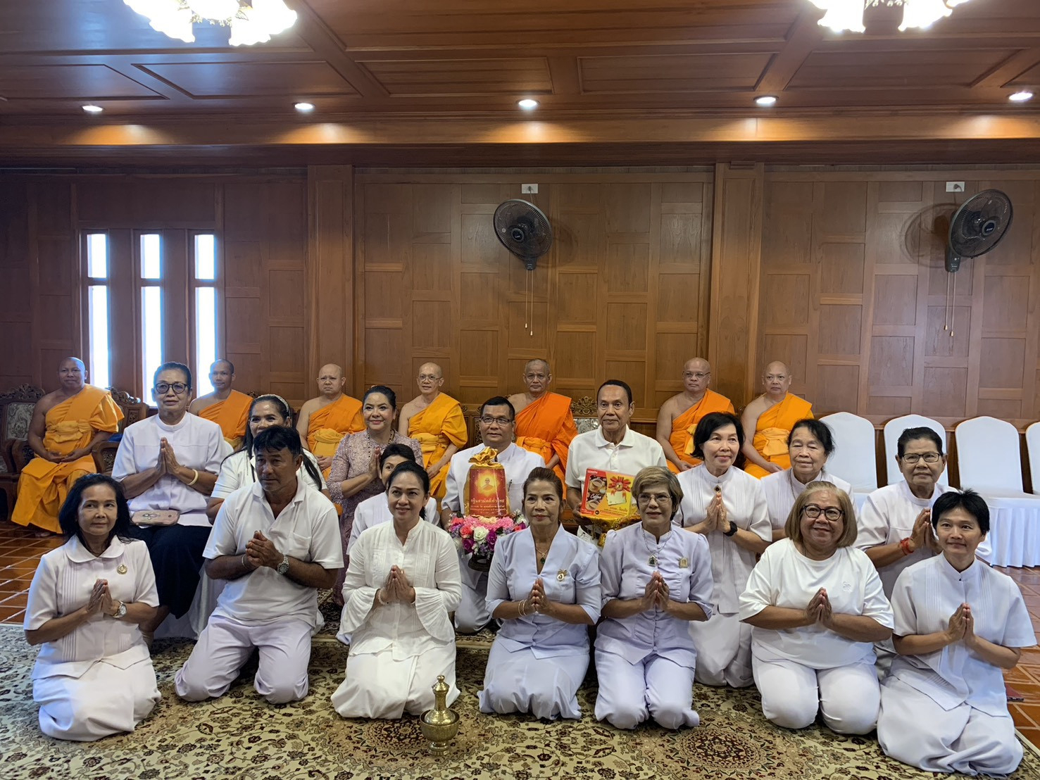 ภาพหมู่ถือพานถวายปัจจัยวัดวรนาถบรรพต