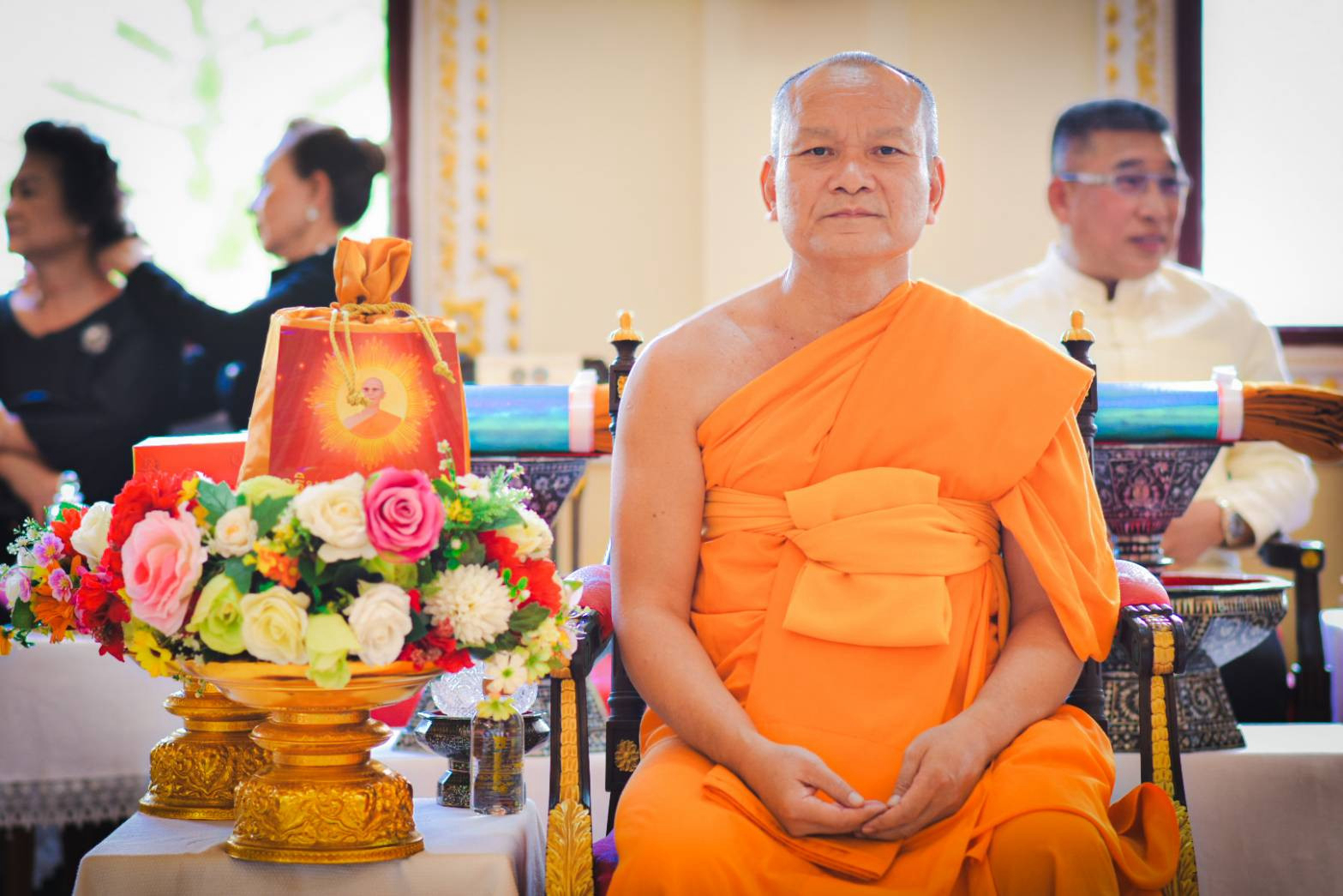 ภาพหมู่ถือพานถวายปัจจัยวัดศรีพรเพ็ญมาตยาราม