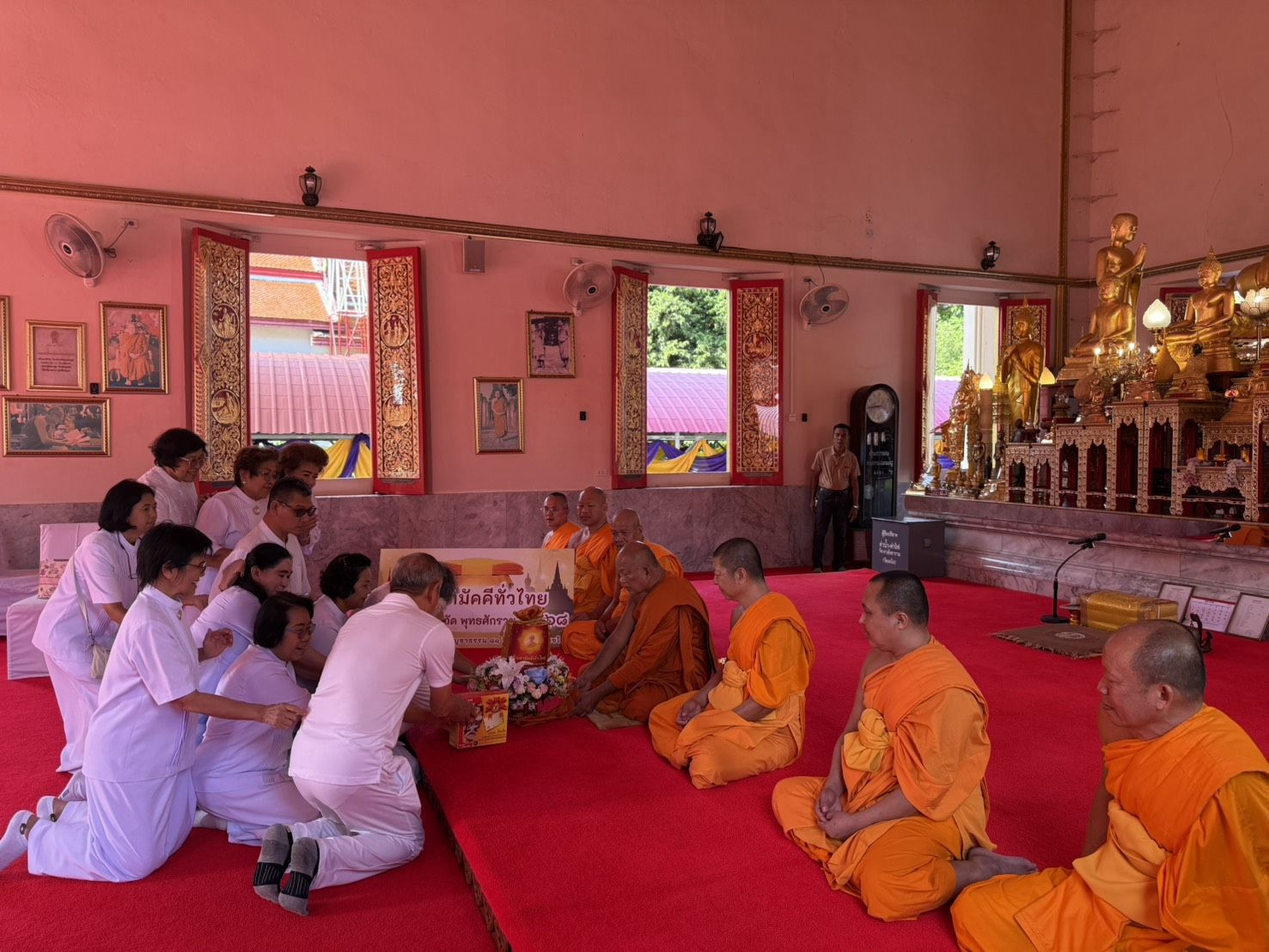 ภาพการถวายปัจจัยวัดเทวสังฆาราม