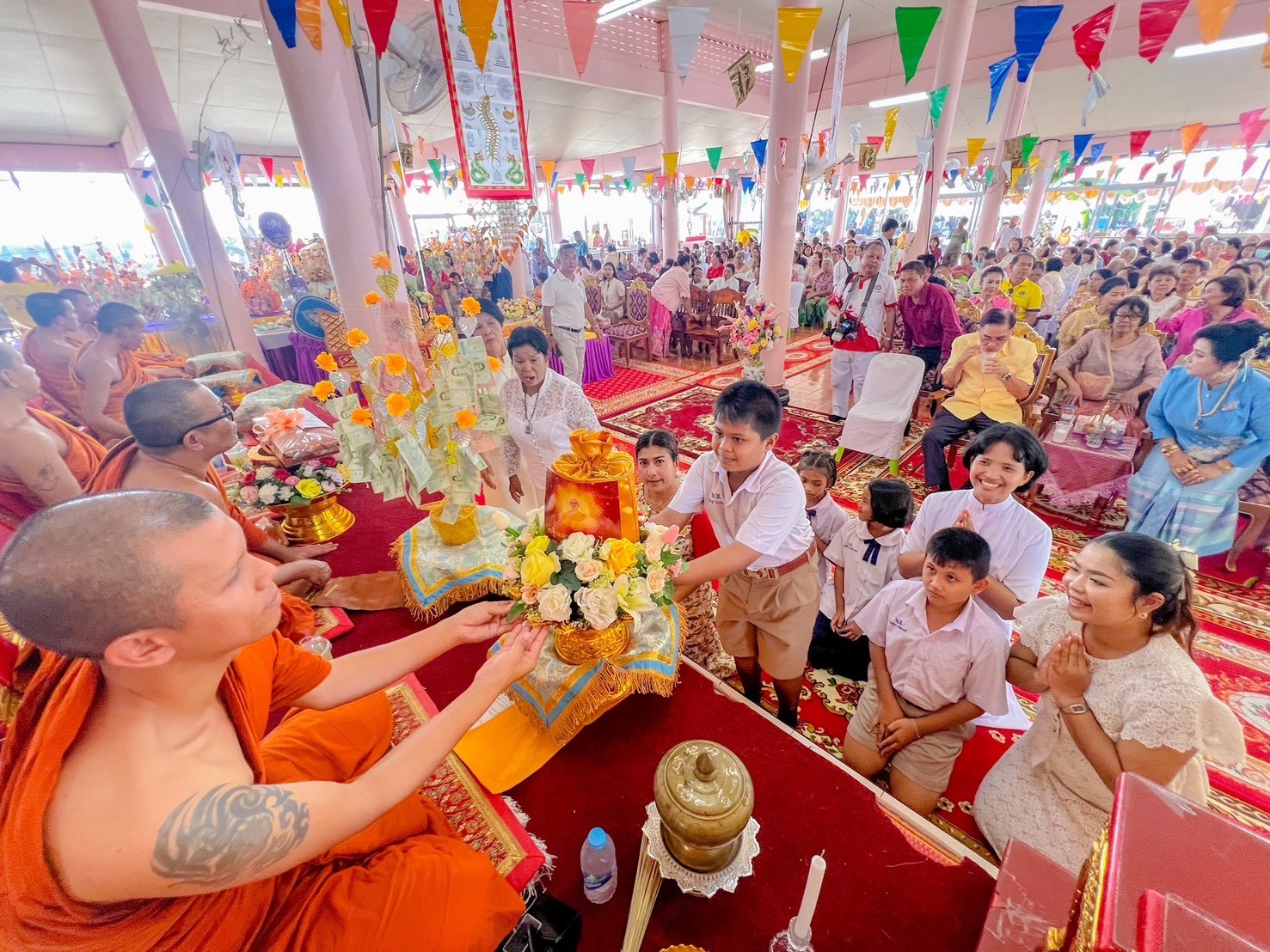 ภาพหมู่ถือพานถวายปัจจัยวัดในช่อง
