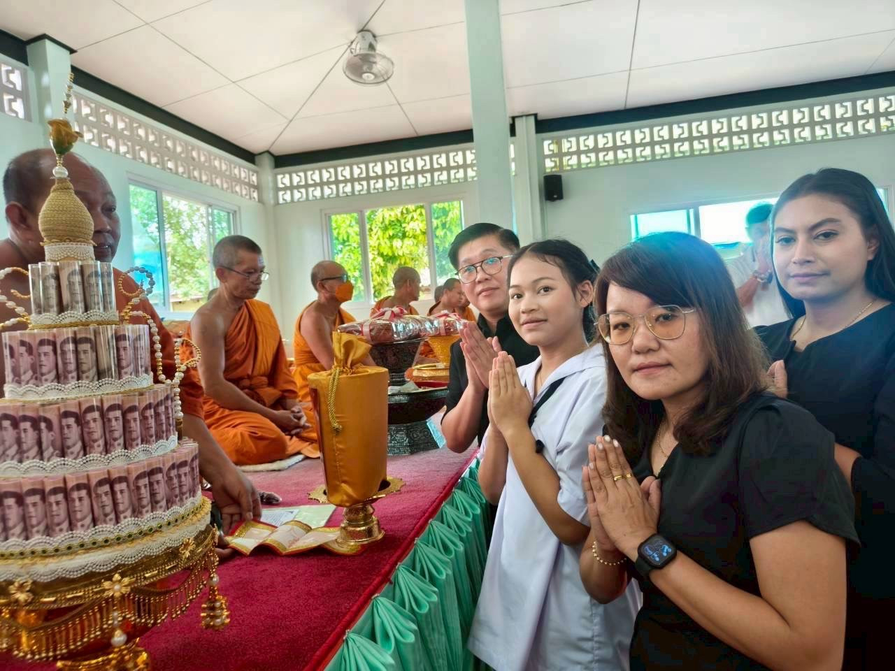 ภาพการถวายปัจจัยวัดอินทภูมิ