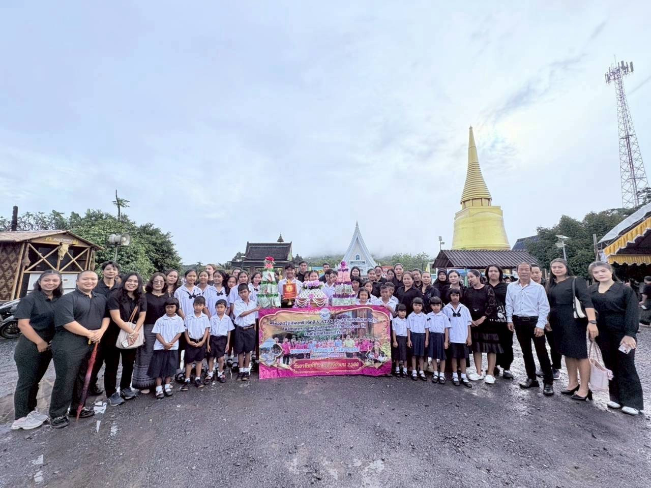 ภาพหมู่ถือพานถวายปัจจัยวัดอินทภูมิ