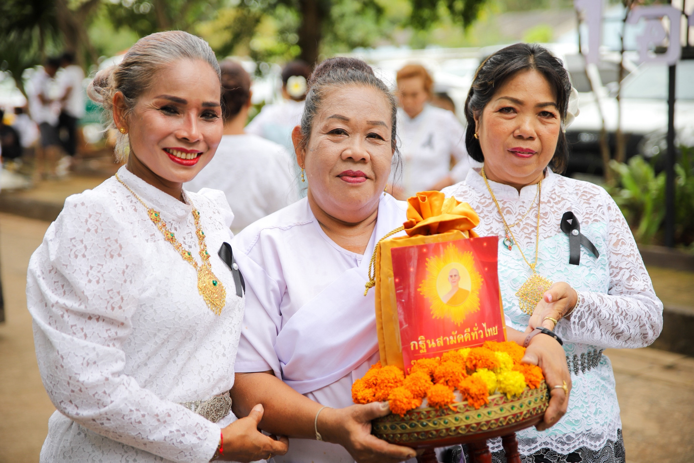 ภาพหมู่ถือพานถวายปัจจัยวัดสมหวัง