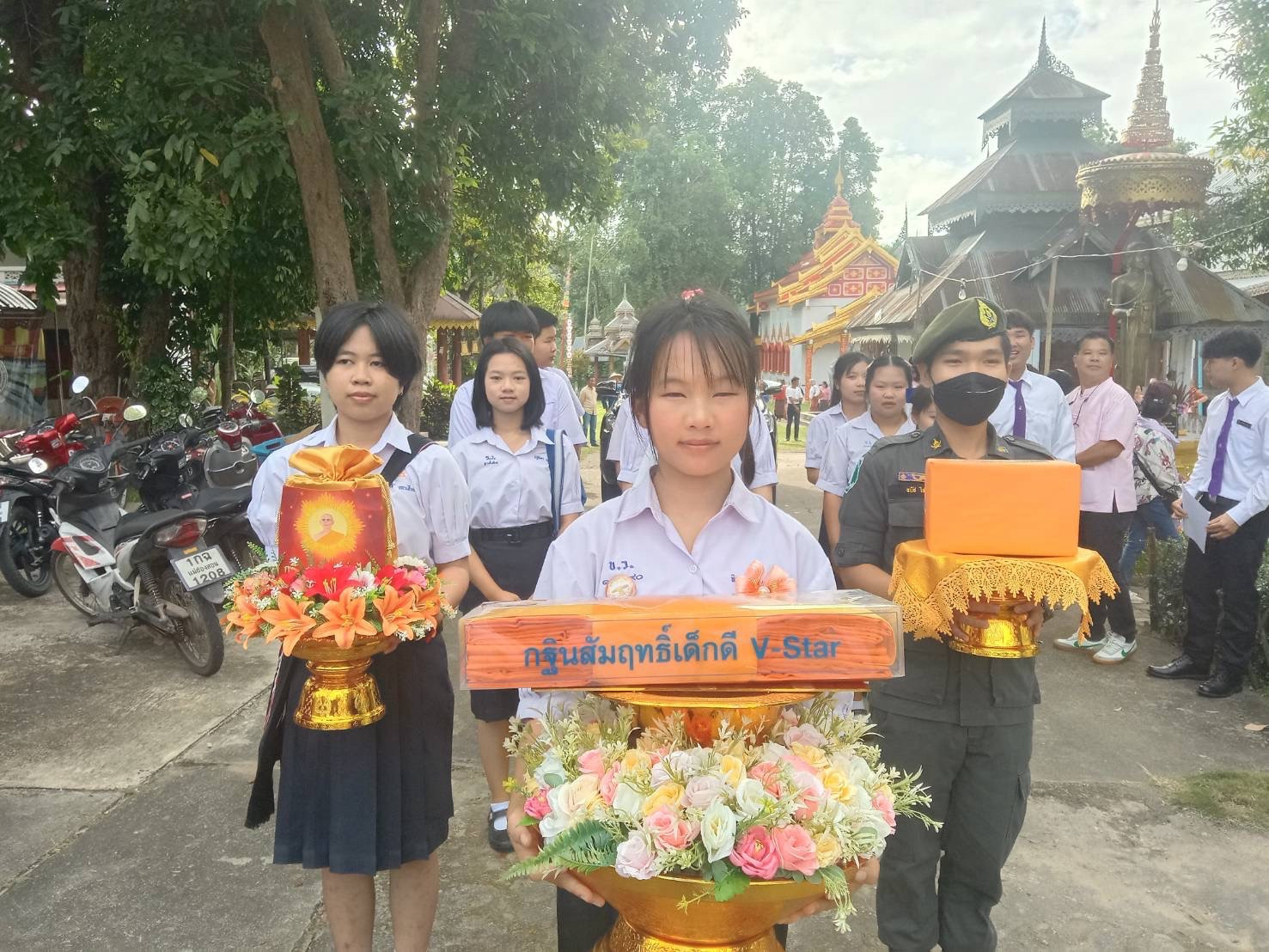 ภาพหมู่ถือพานถวายปัจจัยวัดเมืองปอน