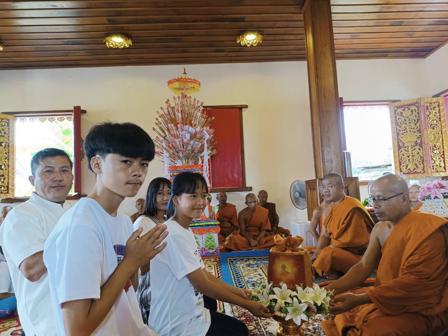 ภาพการถวายปัจจัยวัดขุ่ม