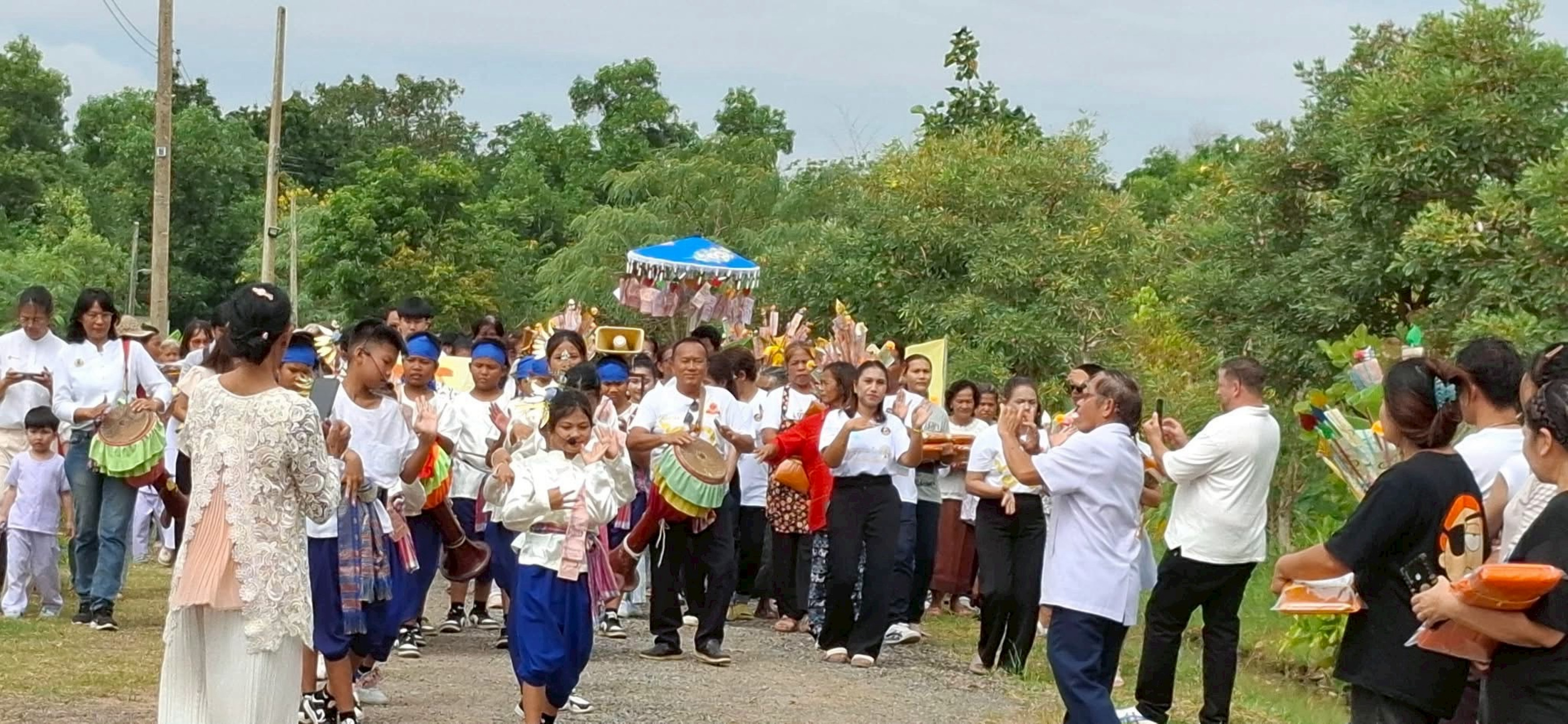 ภาพร่วมพิธีกรรมที่พักสงฆ์สำนักปฏิบัติธรรมสวนป่าบ้านซาด
