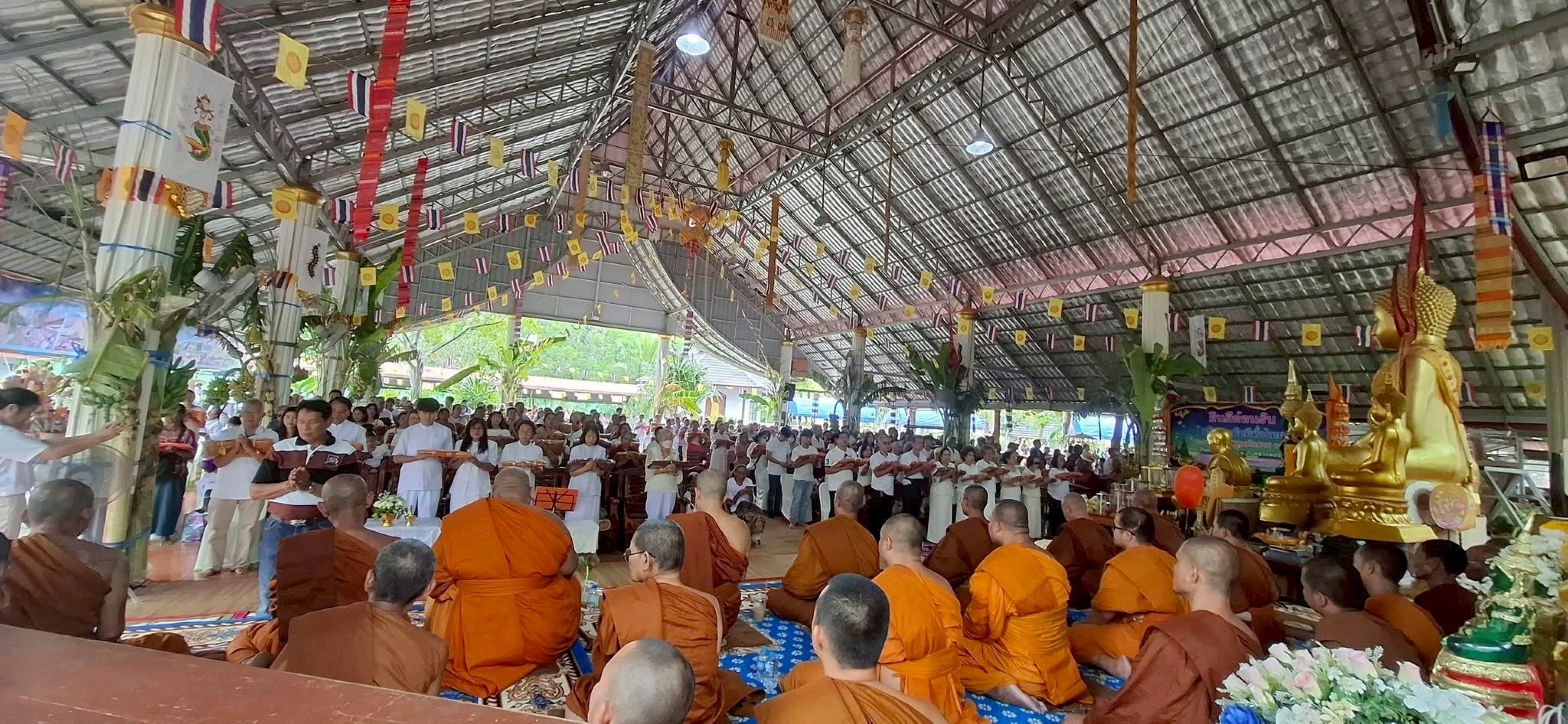 ภาพร่วมพิธีกรรมที่พักสงฆ์สำนักปฏิบัติธรรมสวนป่าบ้านซาด