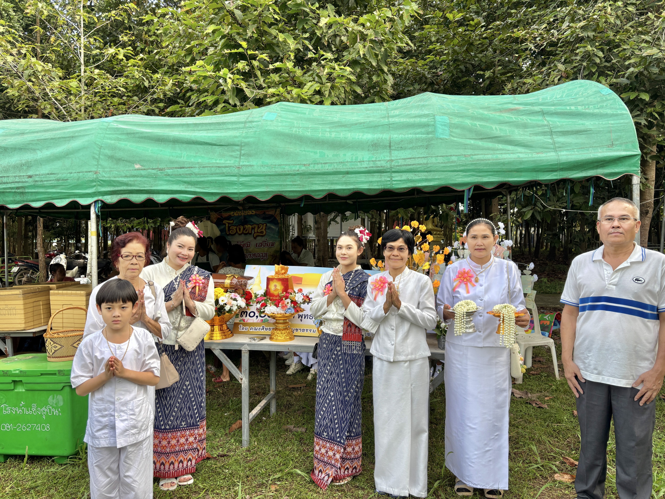 ภาพหมู่ถือพานถวายปัจจัยวัดวิสุทธิวราราม
