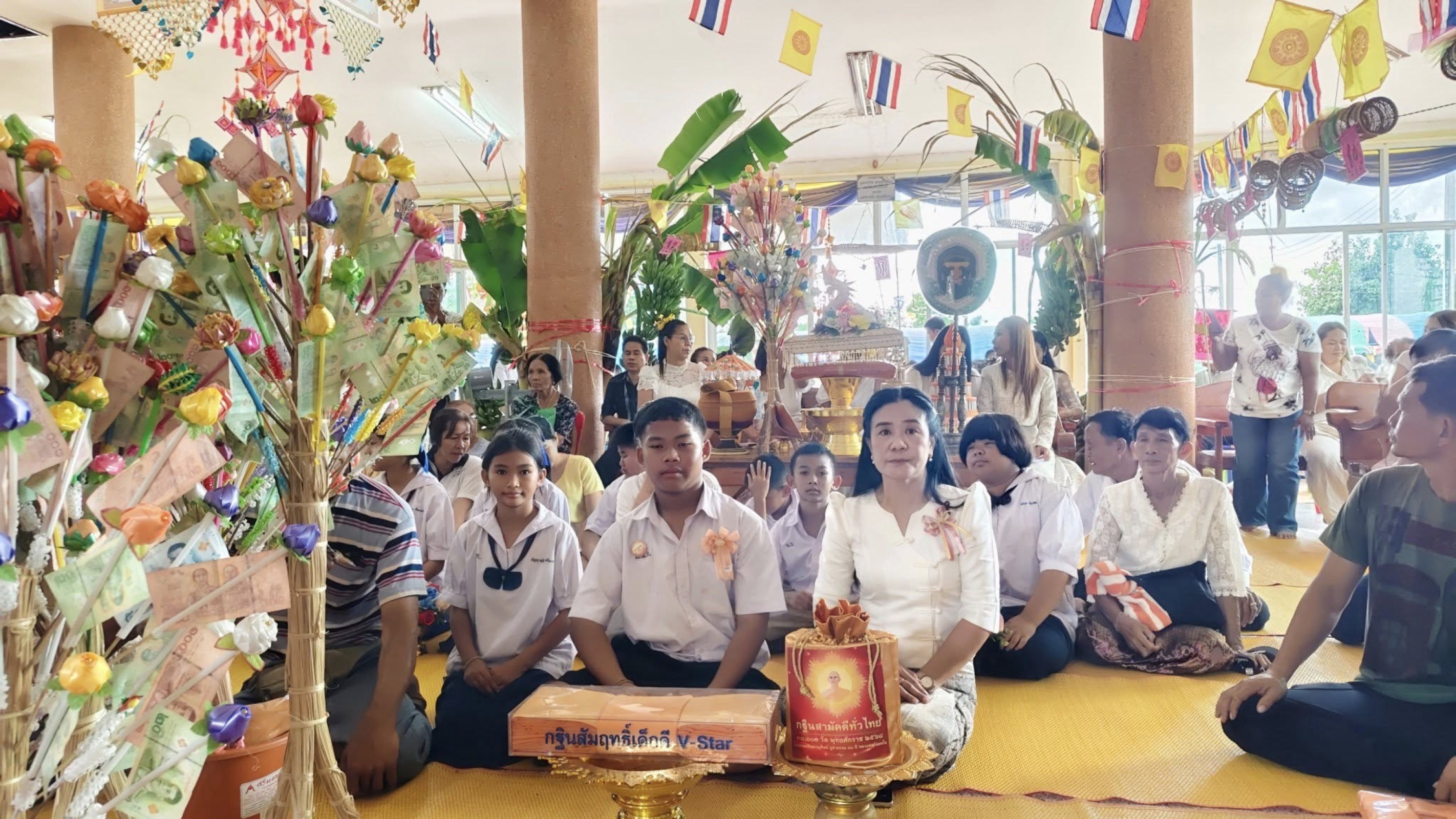 ภาพหมู่ถือพานถวายปัจจัยวัดหนองสะแกสามัคคีธรรม